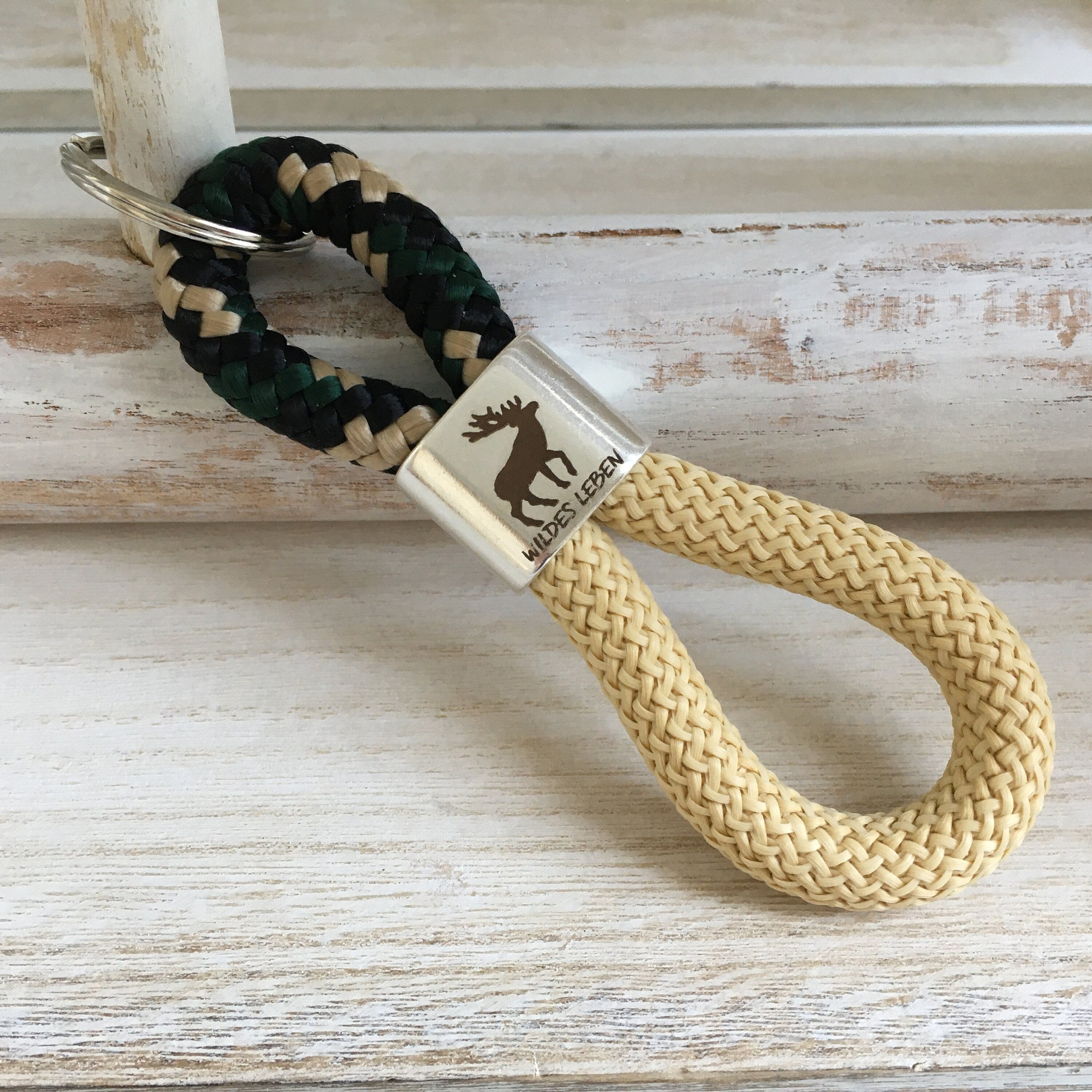 Schlüsselanhänger aus Segelseil mit versilbertem Zwischenstück mit Gravur "Wildes Leben", schwarz-beige-grün/ beige