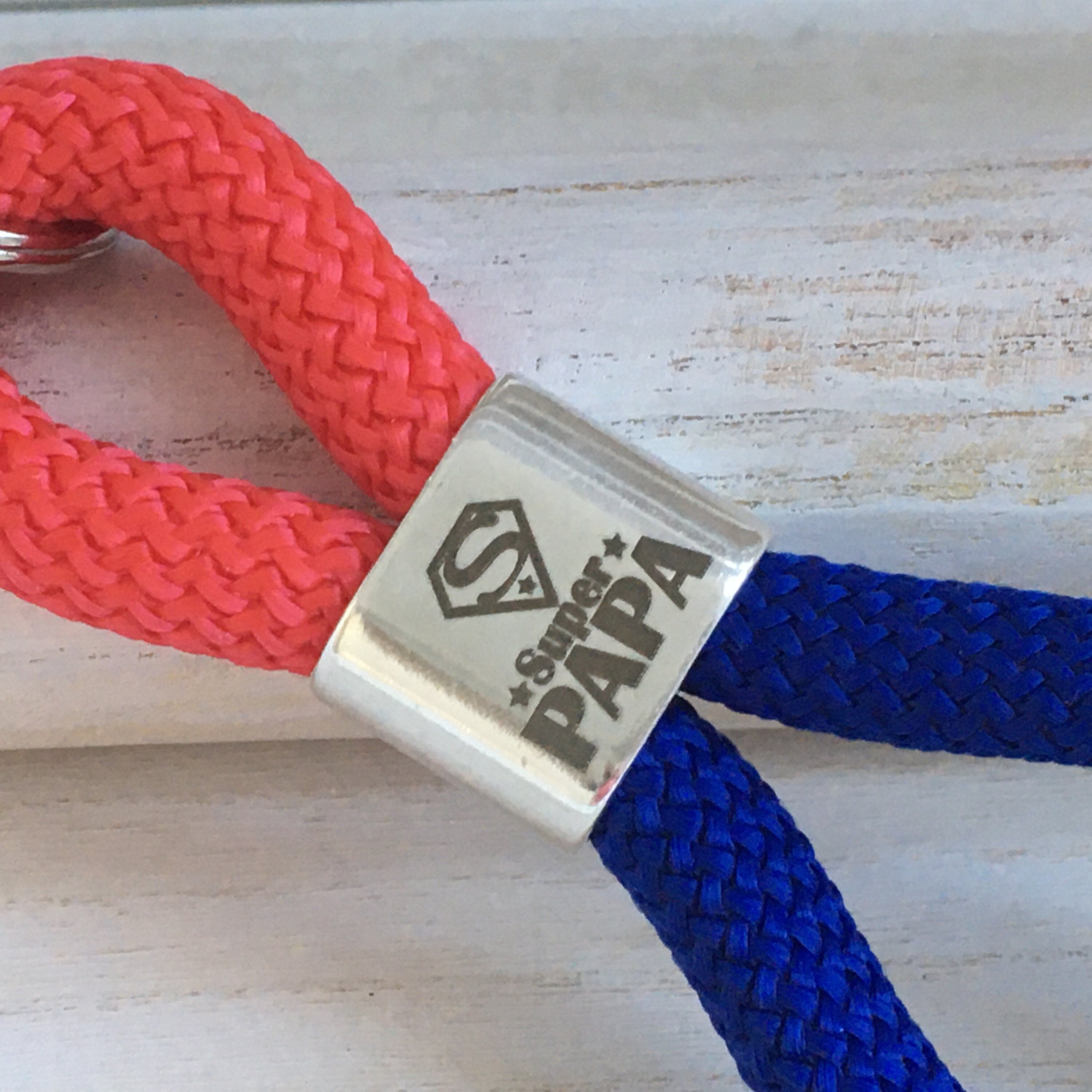 Schlüsselanhänger aus Segelseil mit versilbertem Zwischenstück mit Gravur "Super Papa", rot/ blau