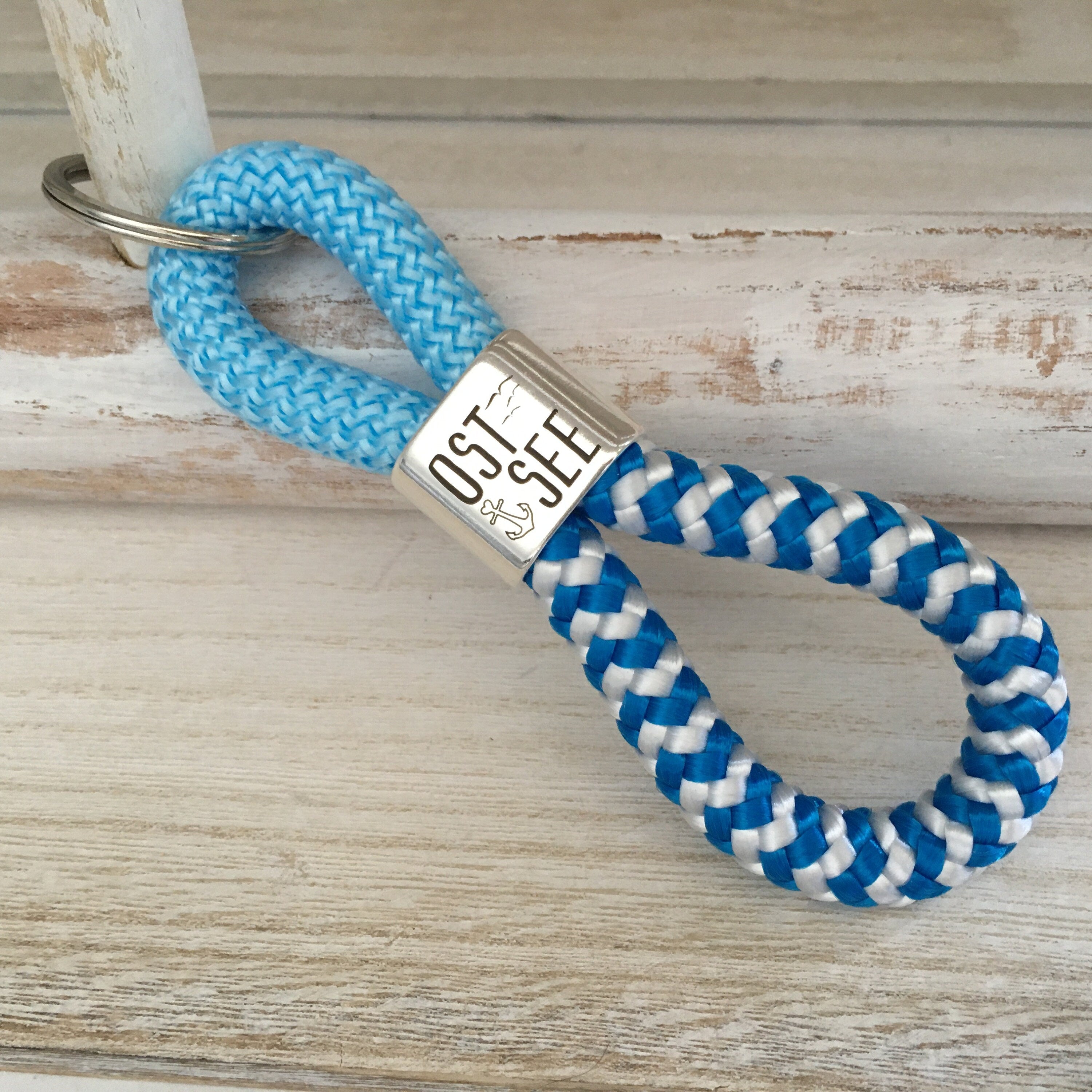 Schlüsselanhänger aus Segelseil mit versilbertem Zwischenstück mit Gravur "Ostsee", maritimer Schlüsselanhänger, hellblau/ blau-weiß