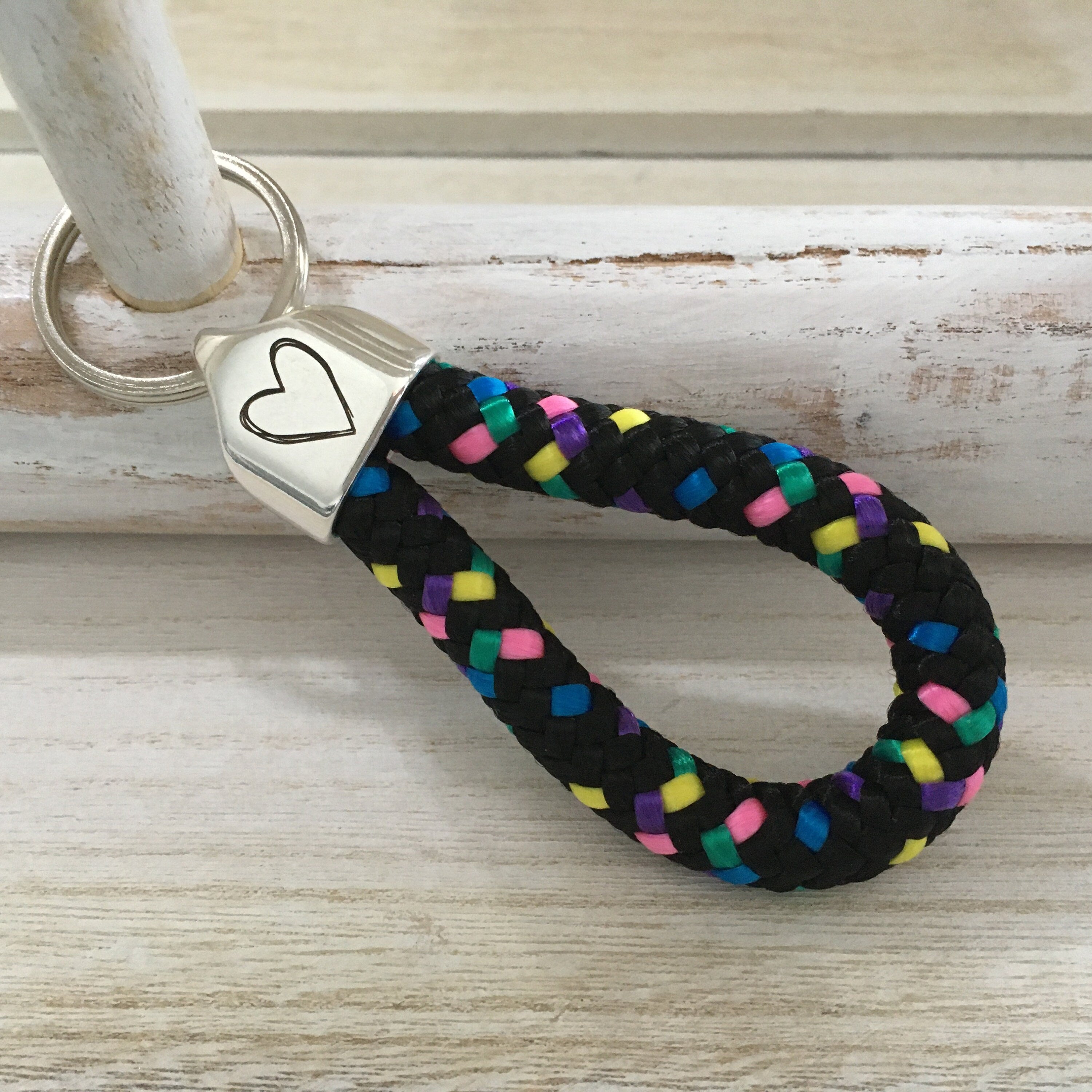 Schlüsselanhänger aus Segelseil mit versilberter Endkappe mit Gravur "Herz", maritimer Schlüsselanhänger, Disco (schwarz mit bunten Punkten)