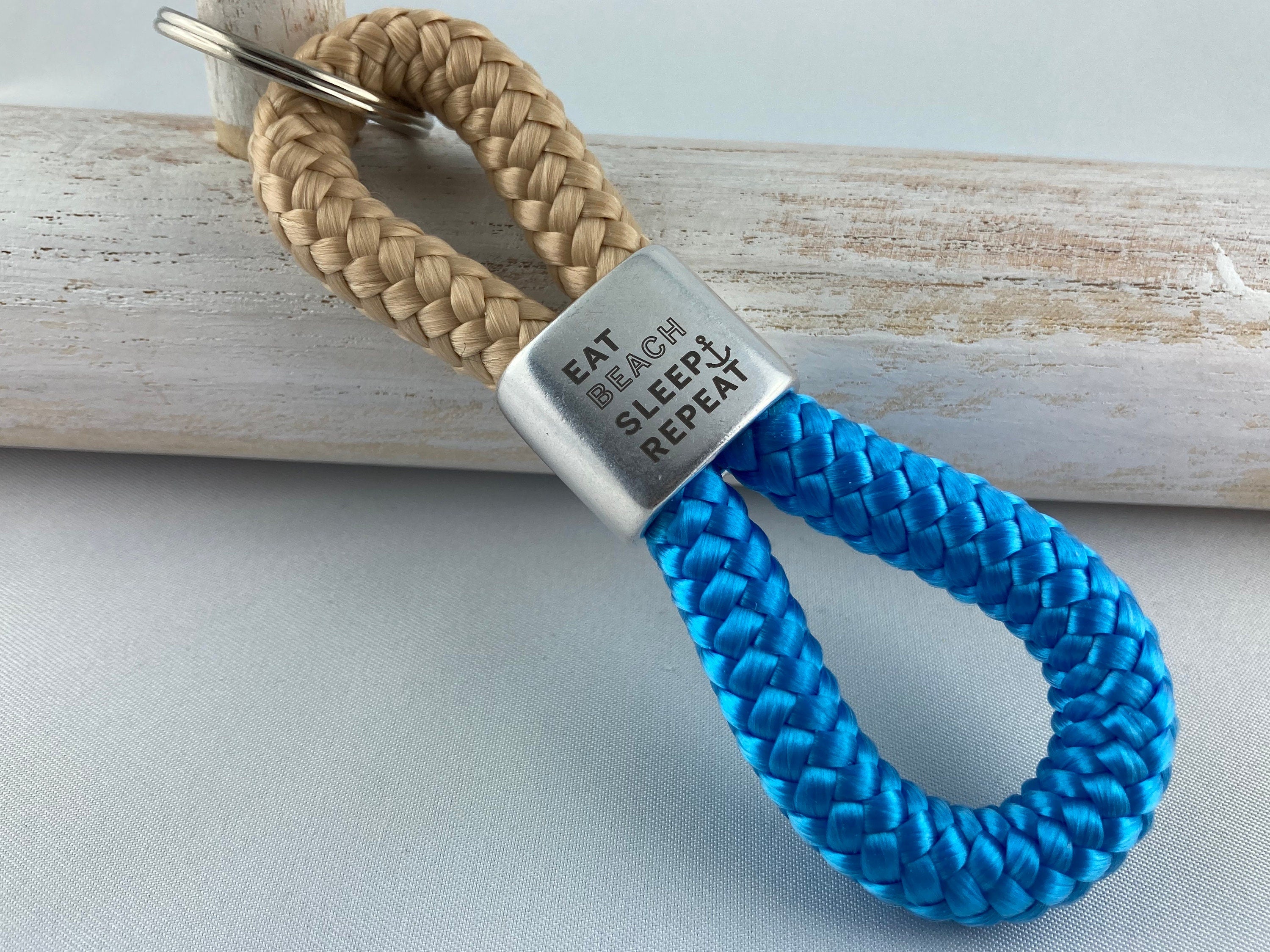Schlüsselanhänger aus Segelseil mit versilbertem Zwischenstück mit Gravur "eat beach sleep repeat" in Wunschfarbe ganz individuell