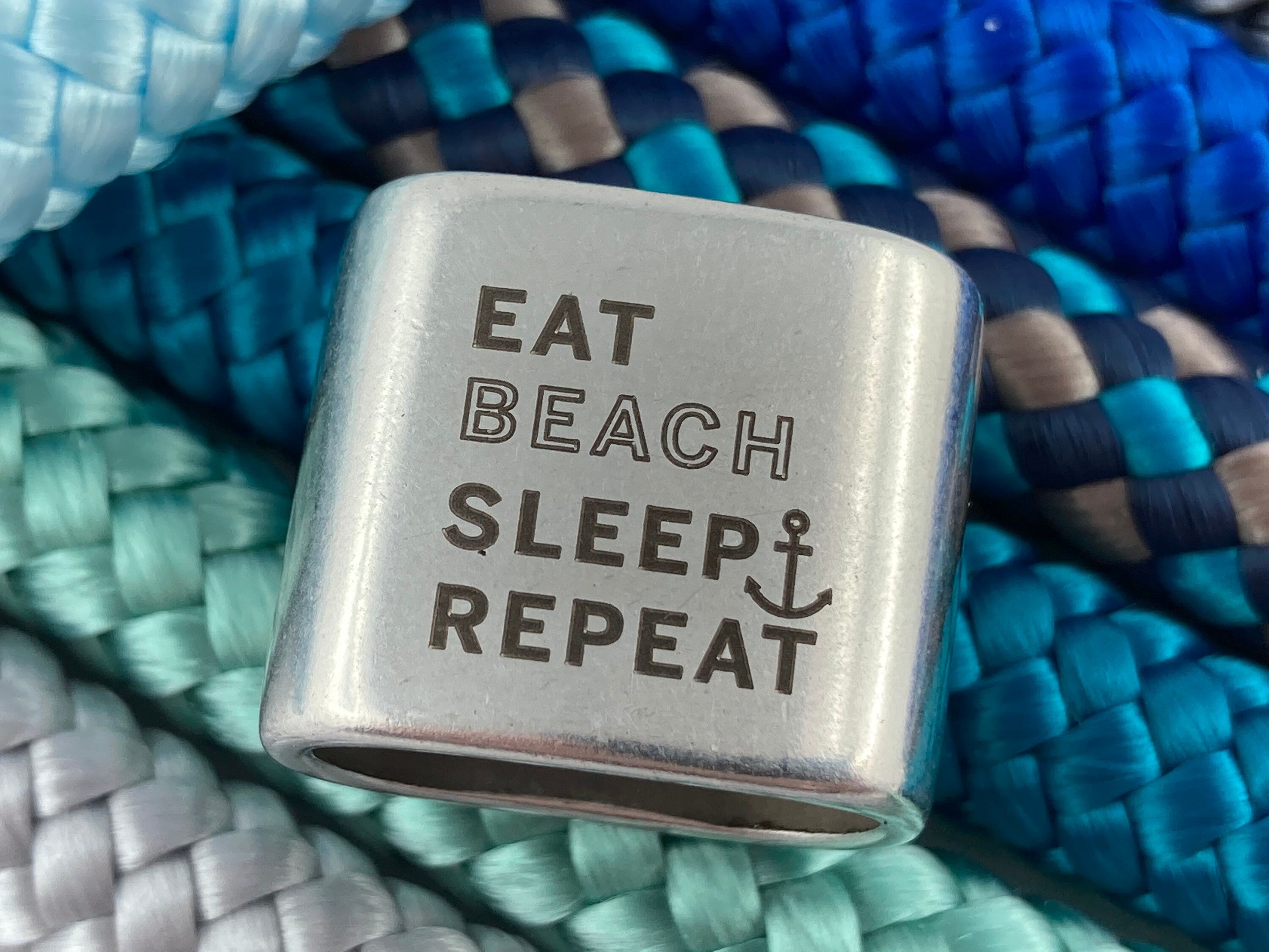 Schlüsselanhänger aus Segelseil mit versilbertem Zwischenstück mit Gravur "eat beach sleep repeat" in Wunschfarbe ganz individuell