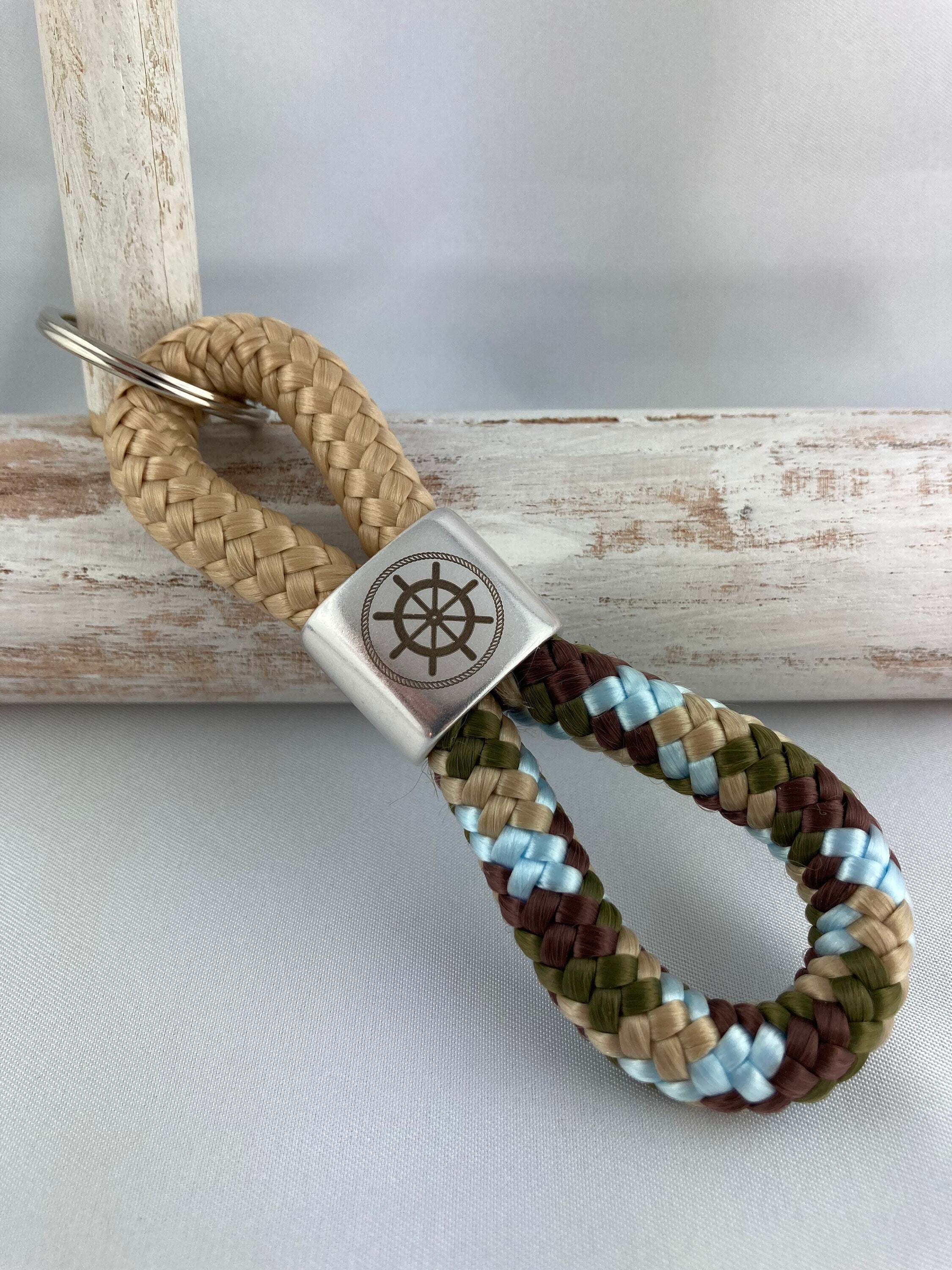 Schlüsselanhänger aus Segelseil mit versilbertem Zwischenstück mit Gravur "Steuerrad", beige/ beige-grün-hellblau