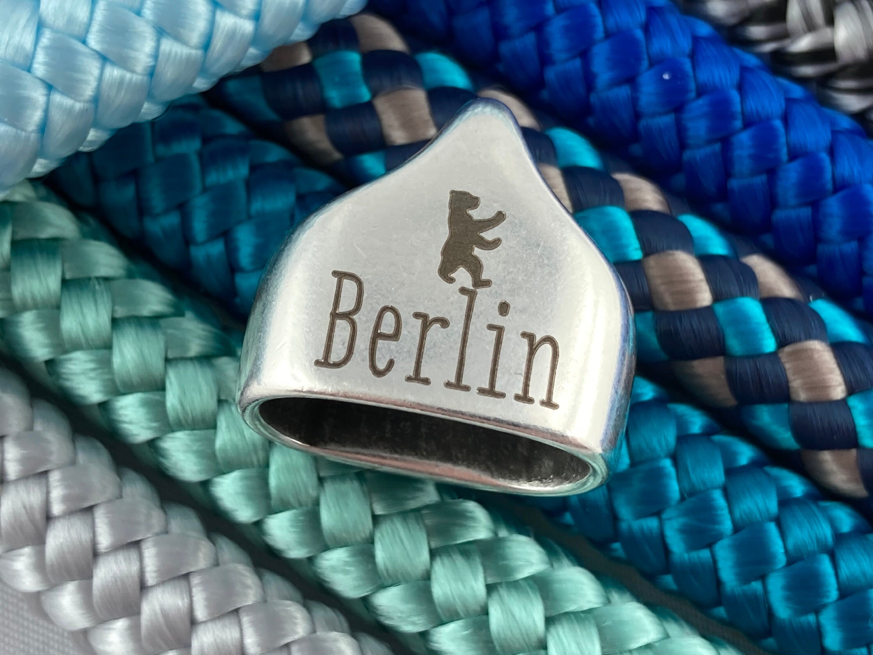 Schlüsselanhänger aus Segelseil mit versilberter Endkappe mit Gravur "Berlin" in Wunschfarbe ganz individuell