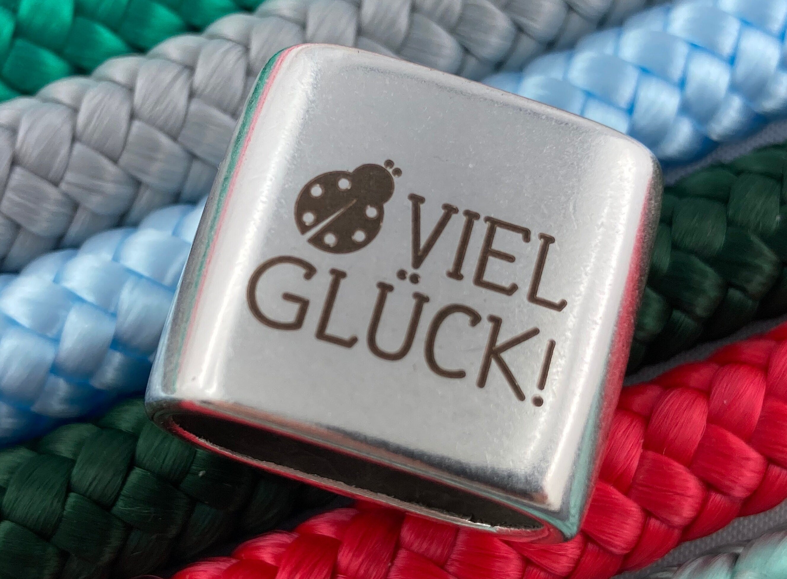 Schlüsselanhänger aus Segelseil mit versilbertem Zwischenstück mit Gravur "Viel Glück" mit Marienkäfer in Wunschfarbe ganz individuell