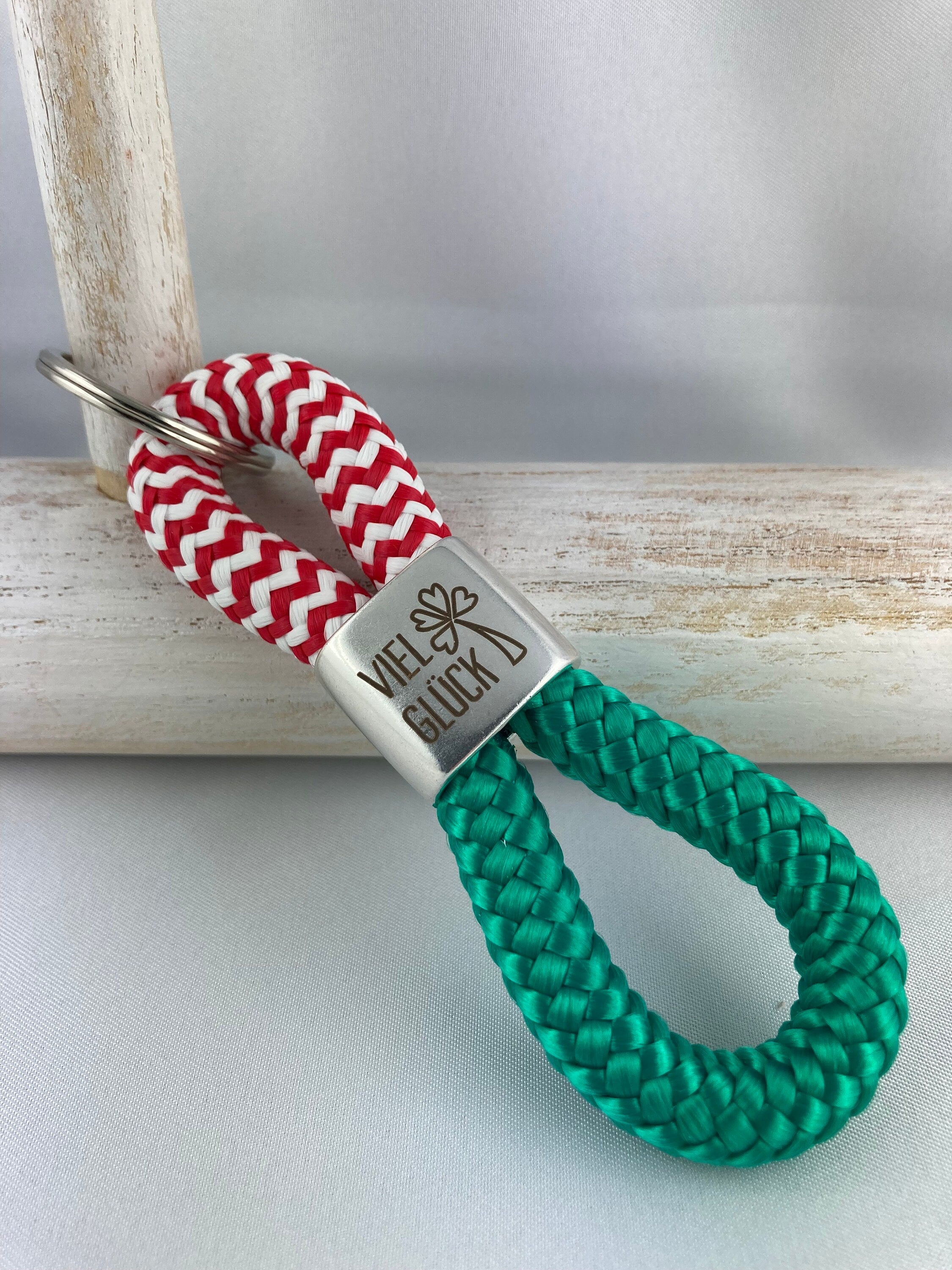 Schlüsselanhänger aus Segelseil mit versilbertem Zwischenstück mit Gravur "Viel Glück" mit Kleeblatt, rot-weiß/ grün