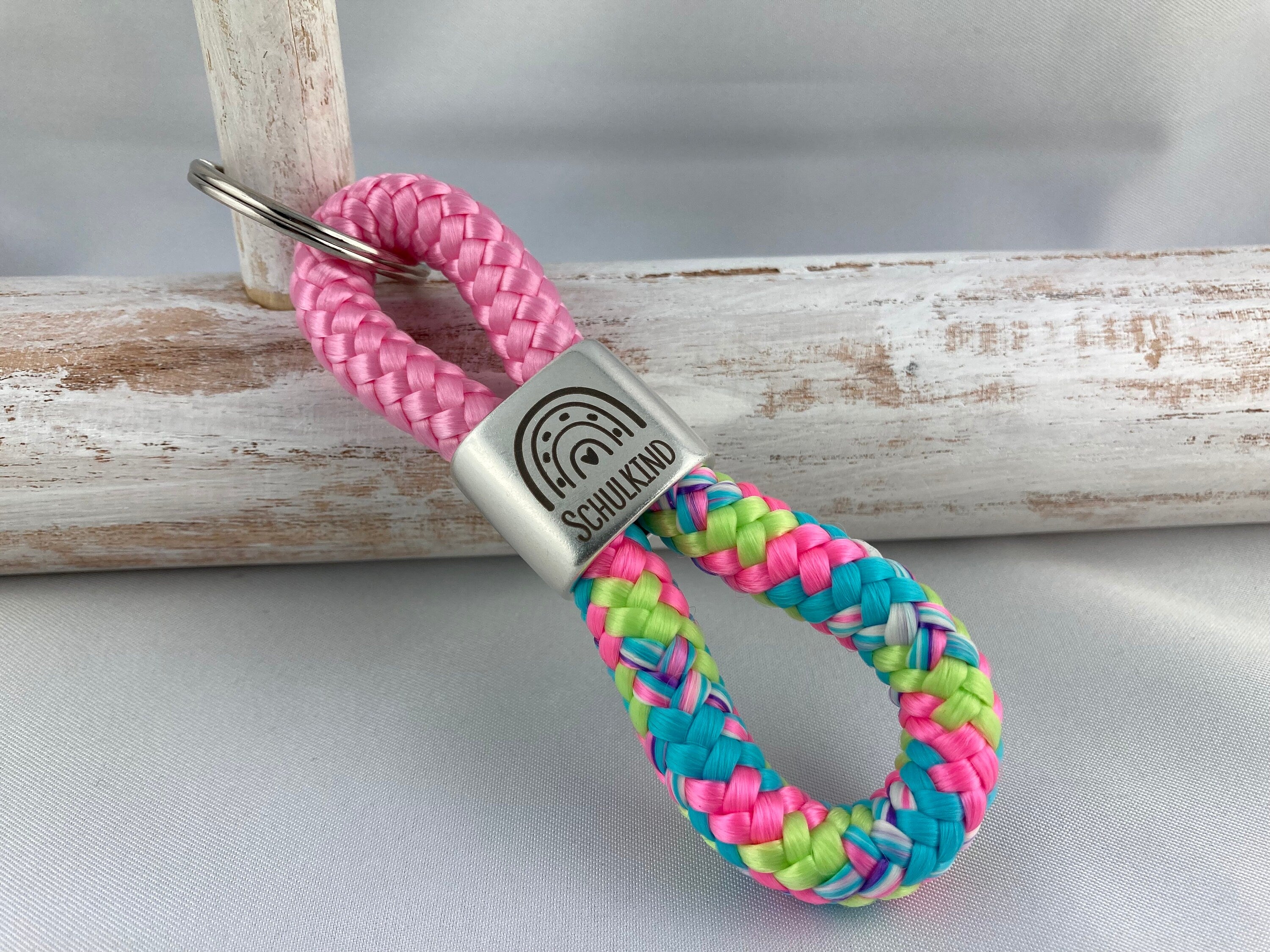 Schlüsselanhänger aus Segelseil mit versilbertem Zwischenstück mit Gravur "Schulkind mit Regenbogen" in Wunschfarbe