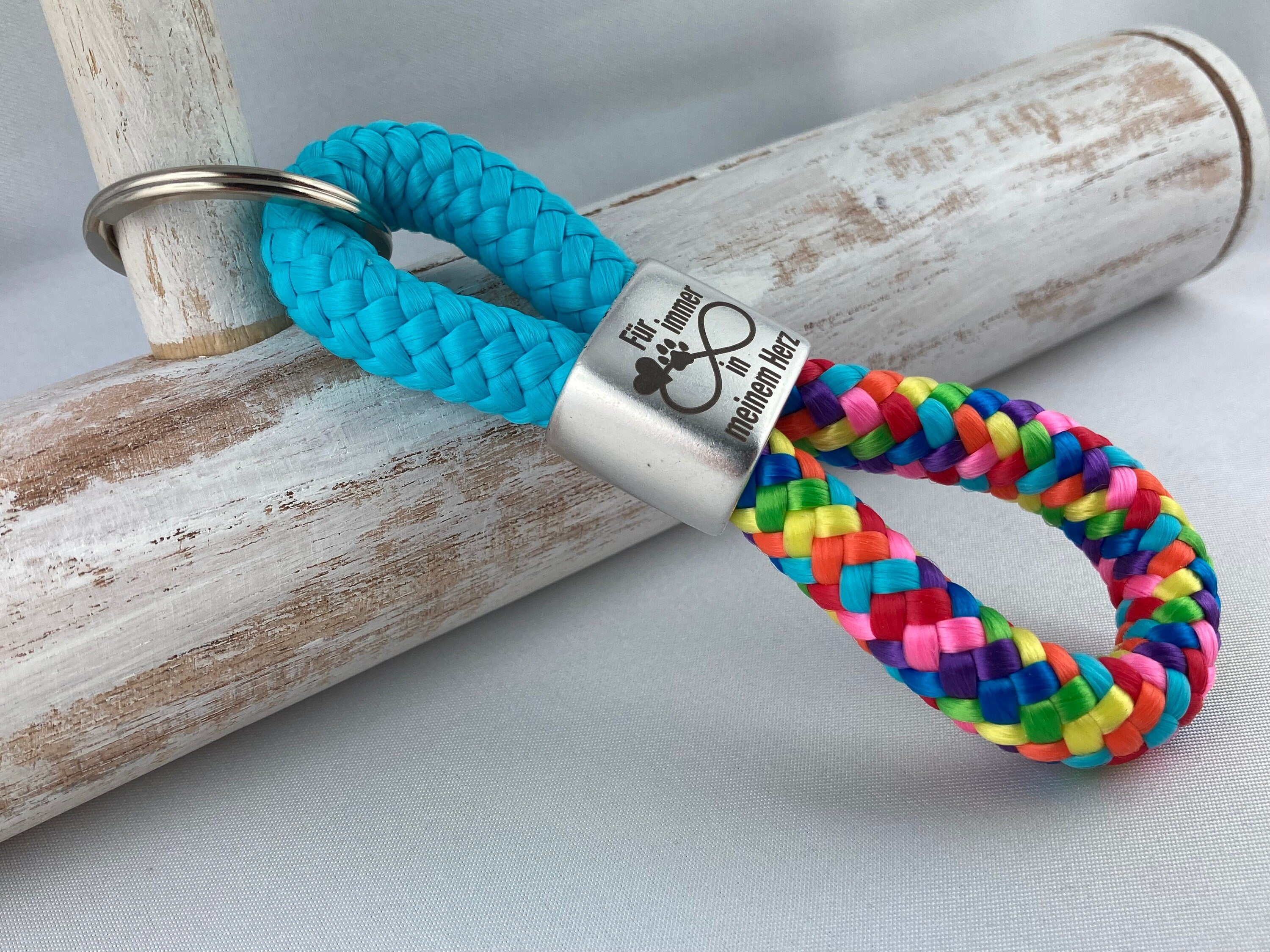 Schlüsselanhänger aus Segelseil mit versilbertem Zwischenstück mit Gravur "Für immer in meinem Herz", türkis/ regenbogen