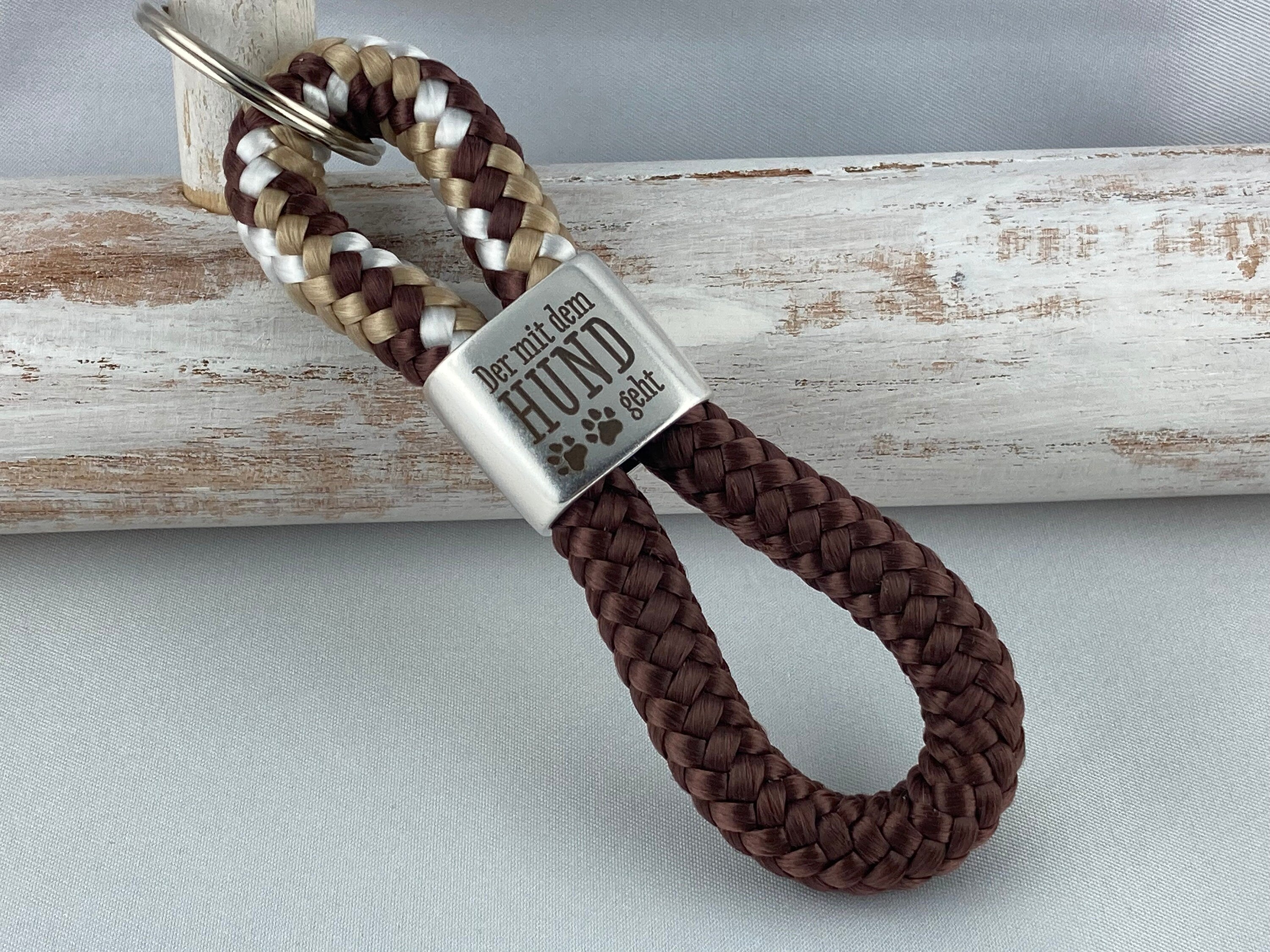 Schlüsselanhänger aus Segelseil mit versilbertem Zwischenstück mit Gravur "Der mit dem Hund geht", braun-beige-weiß/ braun