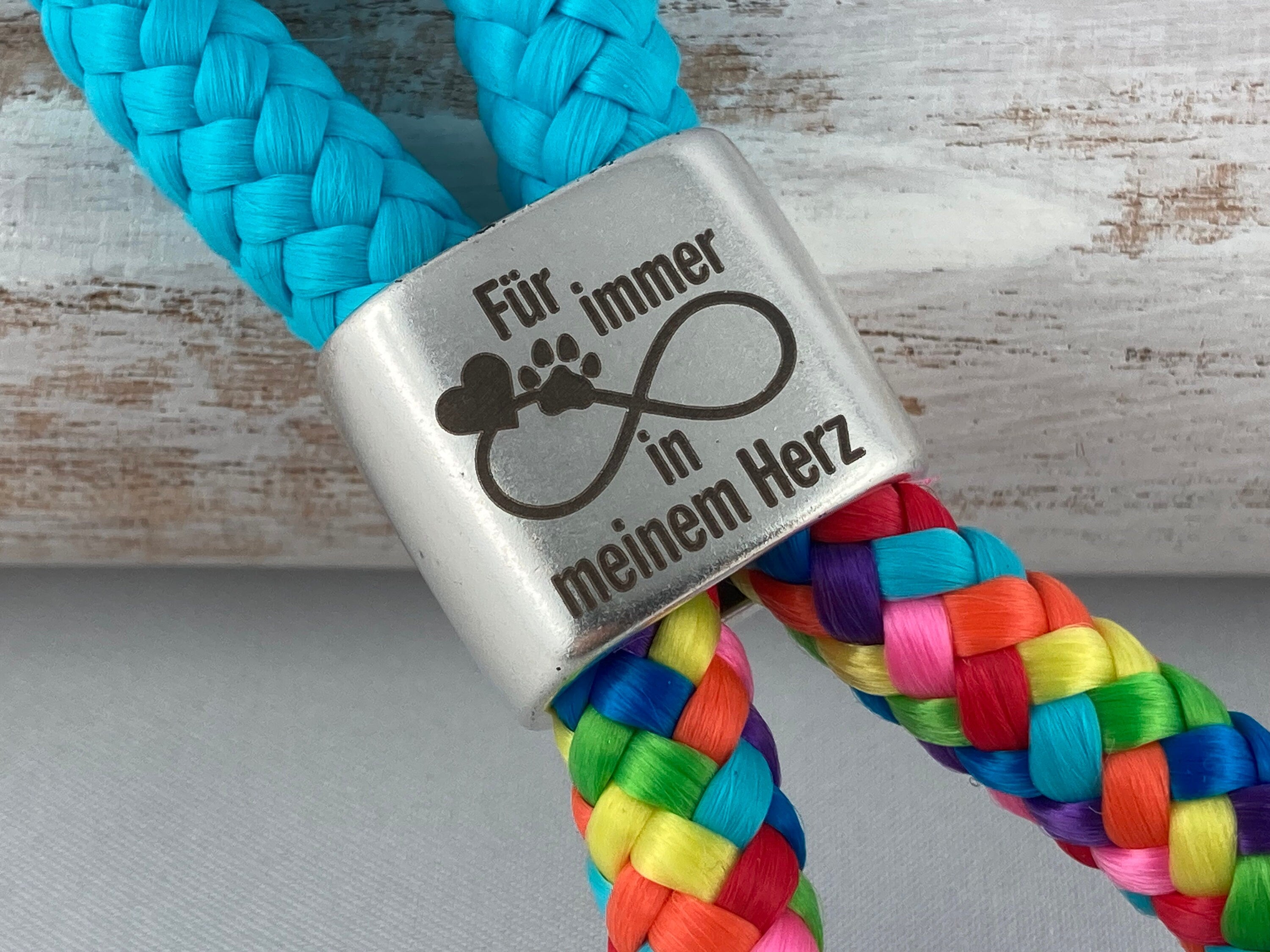 Schlüsselanhänger aus Segelseil mit versilbertem Zwischenstück mit Gravur "Für immer in meinem Herz", türkis/ regenbogen
