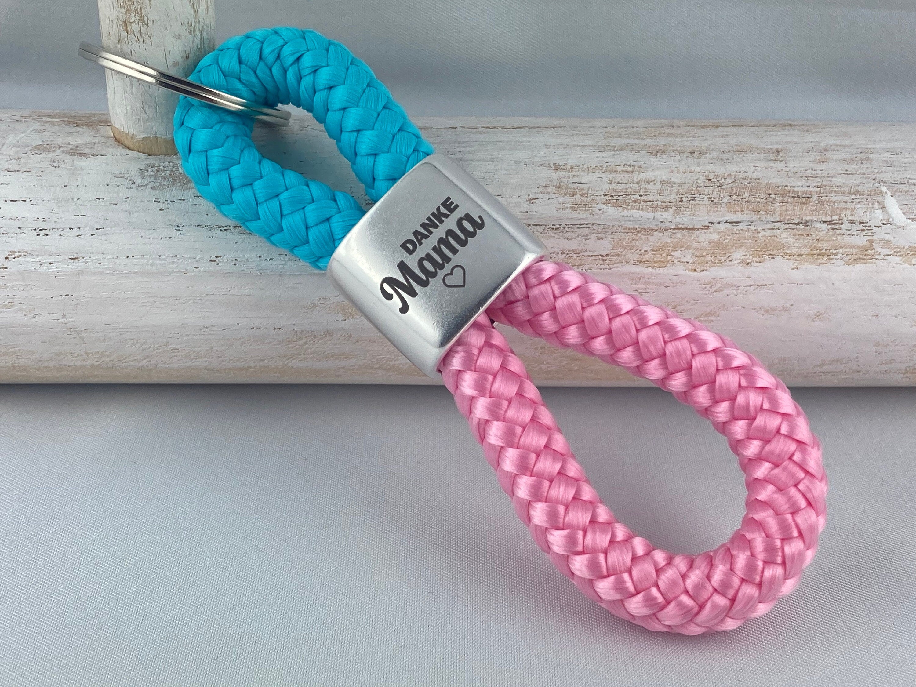 Schlüsselanhänger aus Segelseil mit versilbertem Zwischenstück mit Gravur "Danke Mama" in Wunschfarbe ganz individuell