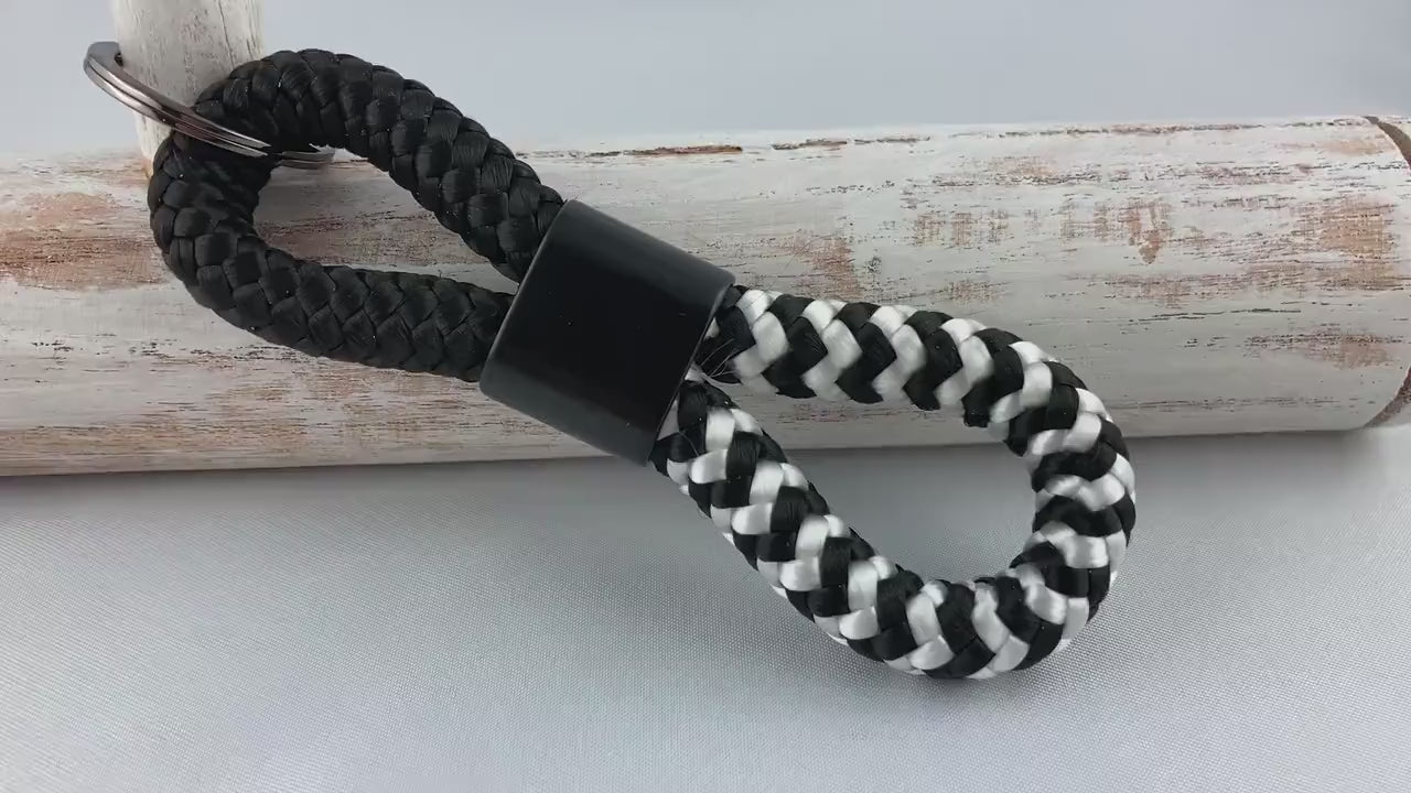 Schlüsselanhänger aus Segelseil mit schwarzem Zwischenstück matt, schwarz/ schwarz-weiß