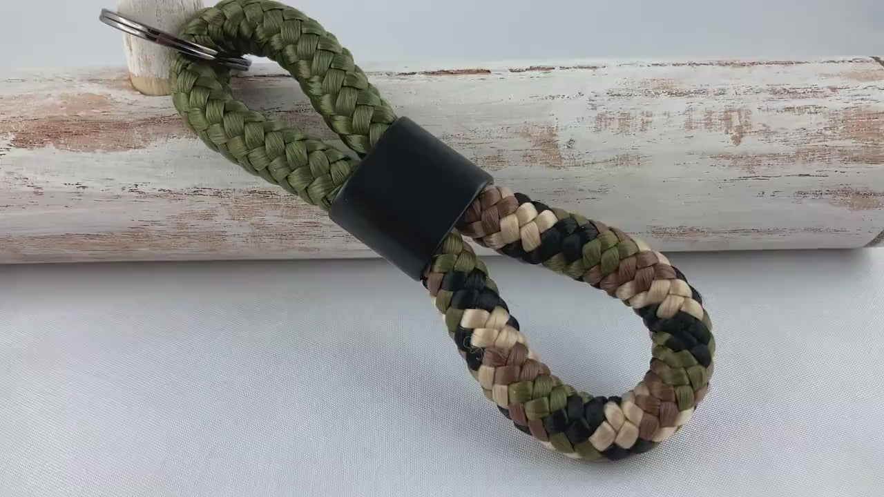 Schlüsselanhänger aus Segelseil mit schwarzem Zwischenstück matt, khaki/ camouflage