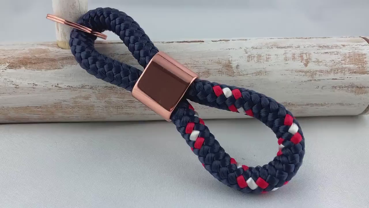Schlüsselanhänger aus Segelseil mit Zwischenstück roségoldfarben, dunkelblau/ blau-rot-weiß