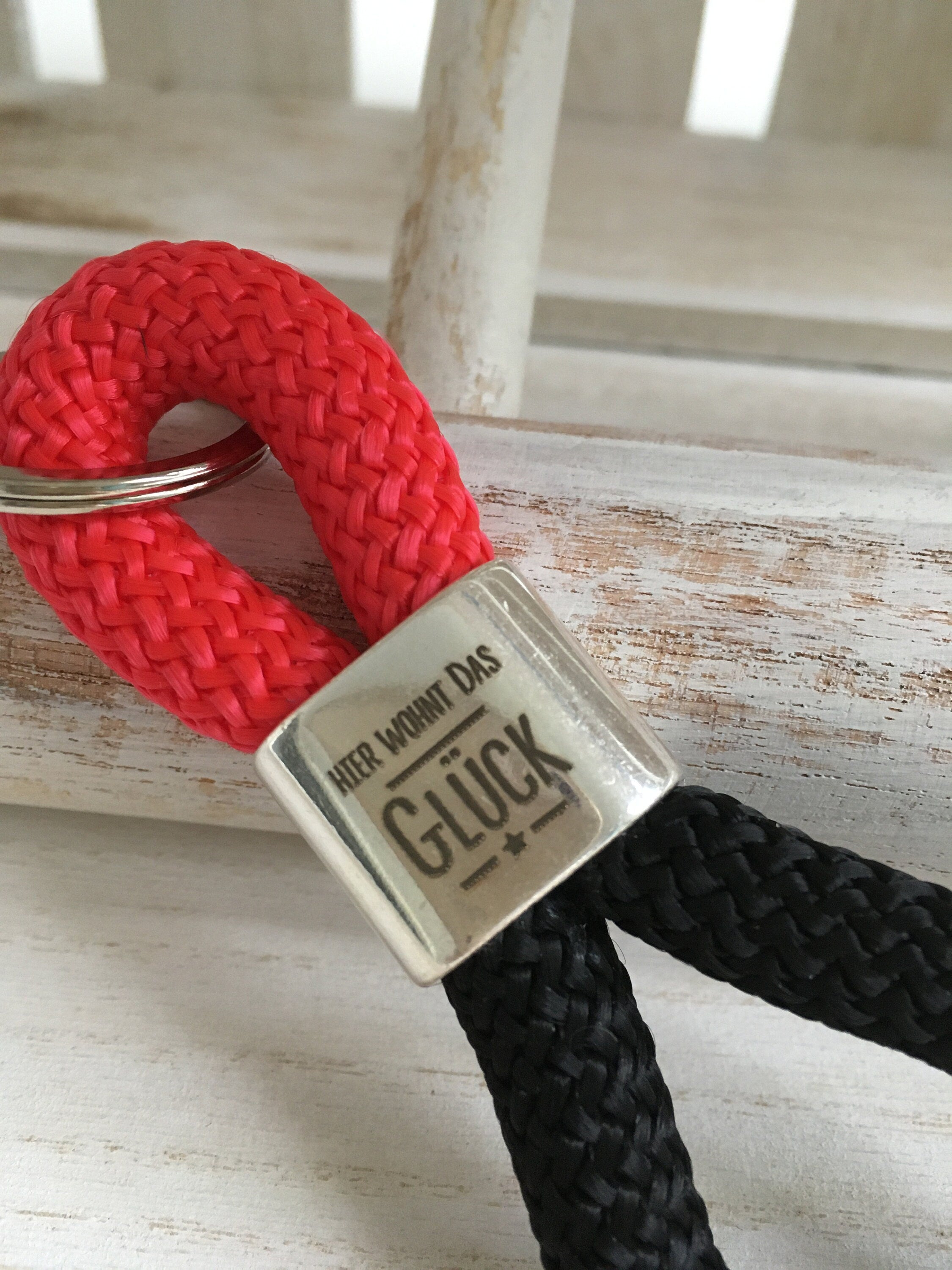Schlüsselanhänger aus Segelseil "Hier wohnt das Glück", maritimer Schlüsselanhänger, XXL Schlüsselanhänger, rot/schwarz