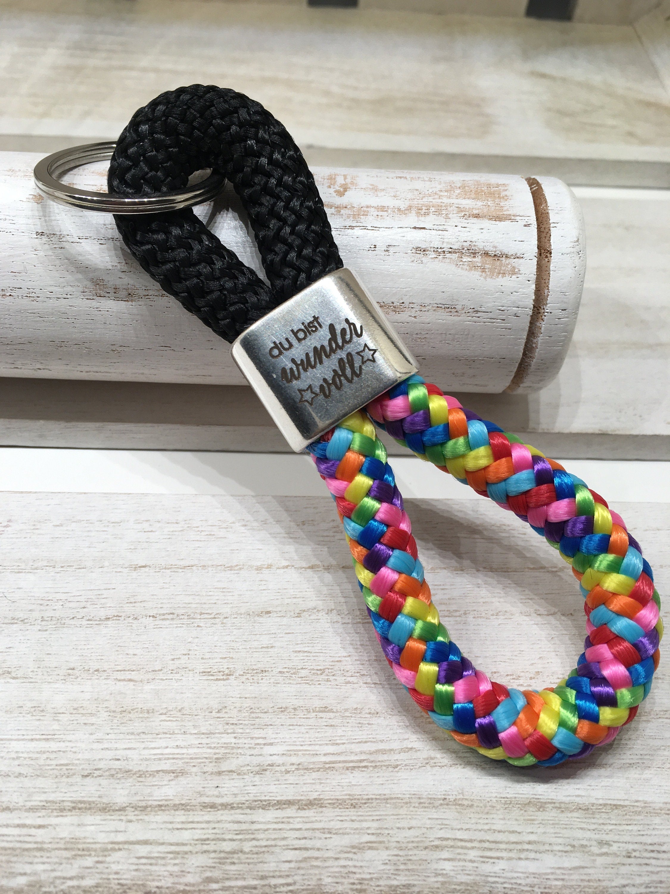Schlüsselanhänger aus Segelseil mit versilbertem Zwischenstück mit Gravur "Du bist wundervoll", schwarz/ regenbogen-mix