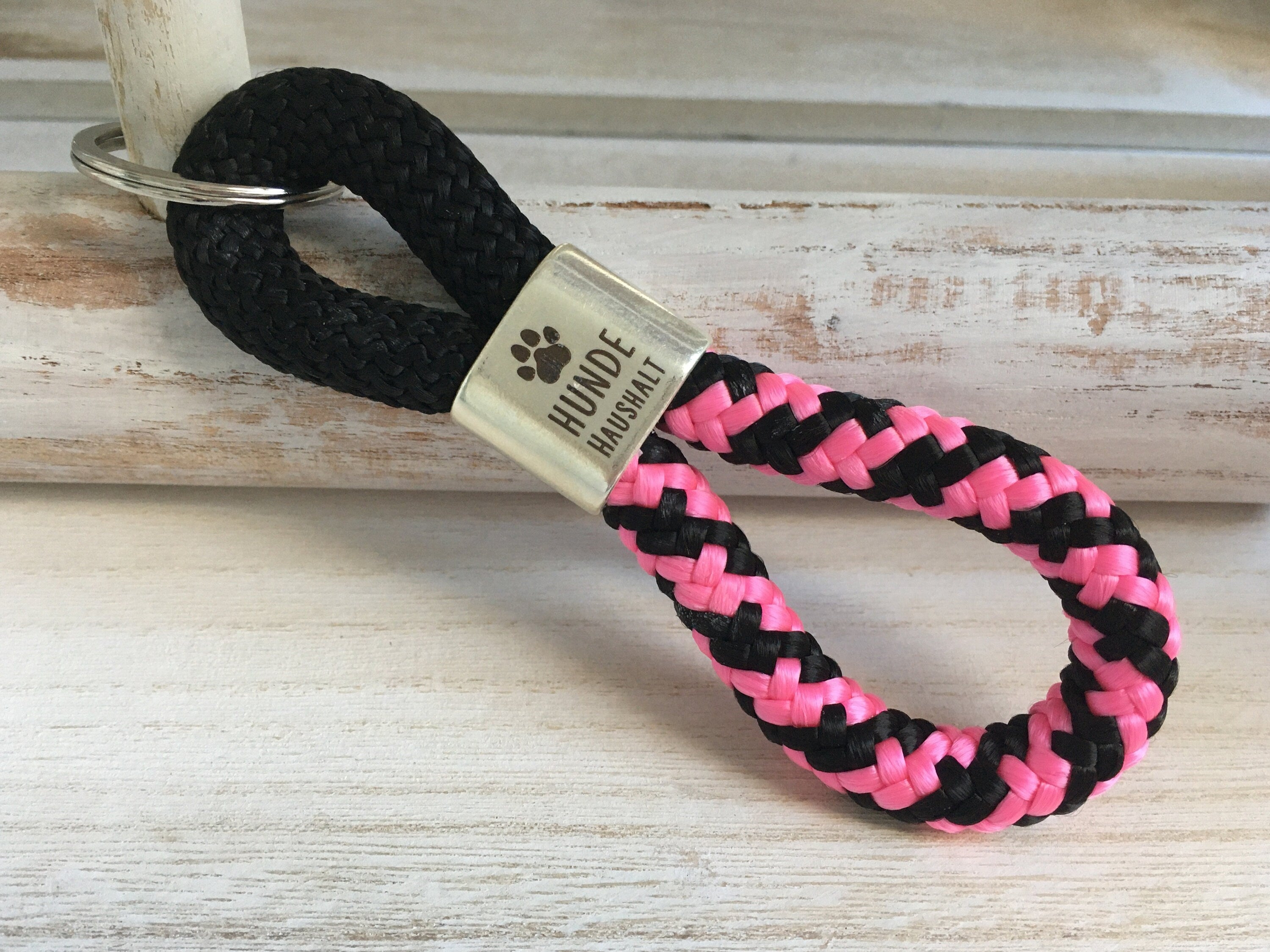 Schlüsselanhänger aus Segelseil mit versilbertem Zwischenstück mit Gravur "Hundehaushalt", schwarz/ schwarz-pink