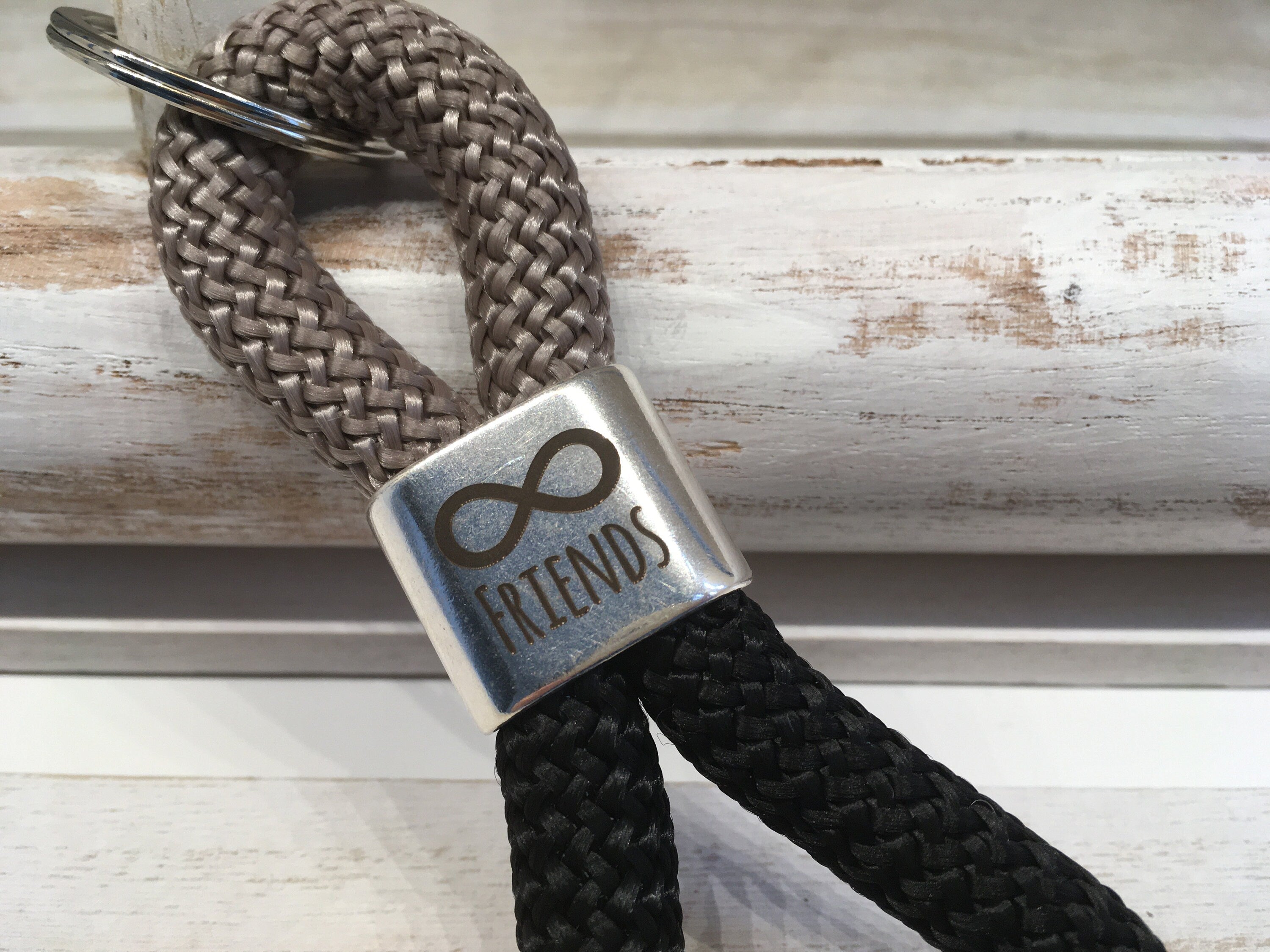 Schlüsselanhänger aus Segelseil mit versilbertem Zwischenstück mit Gravur "friends" im 2er-Set grau/schwarz, Maritime Schlüsselanhänger