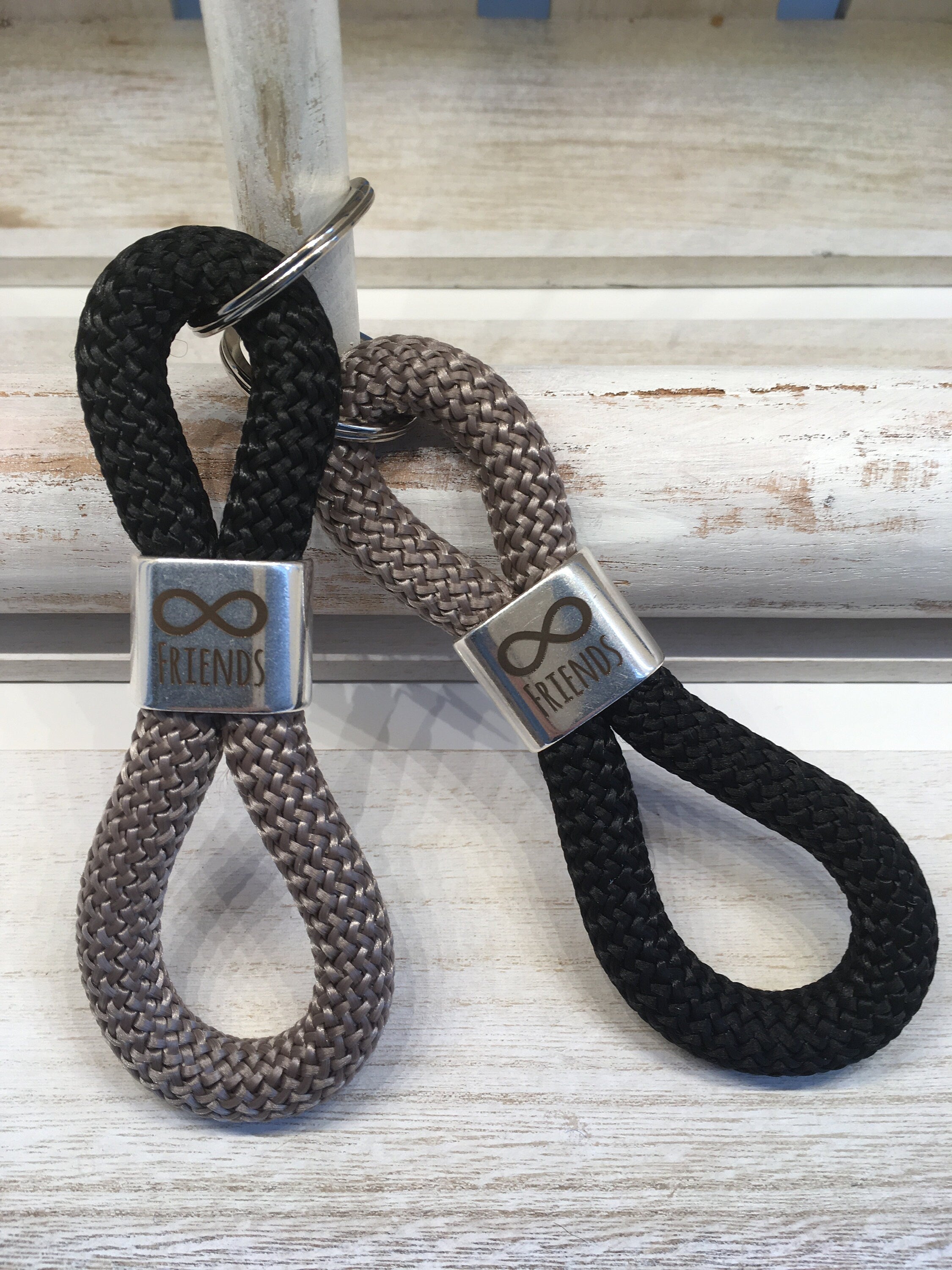 Schlüsselanhänger aus Segelseil mit versilbertem Zwischenstück mit Gravur "friends" im 2er-Set grau/schwarz, Maritime Schlüsselanhänger
