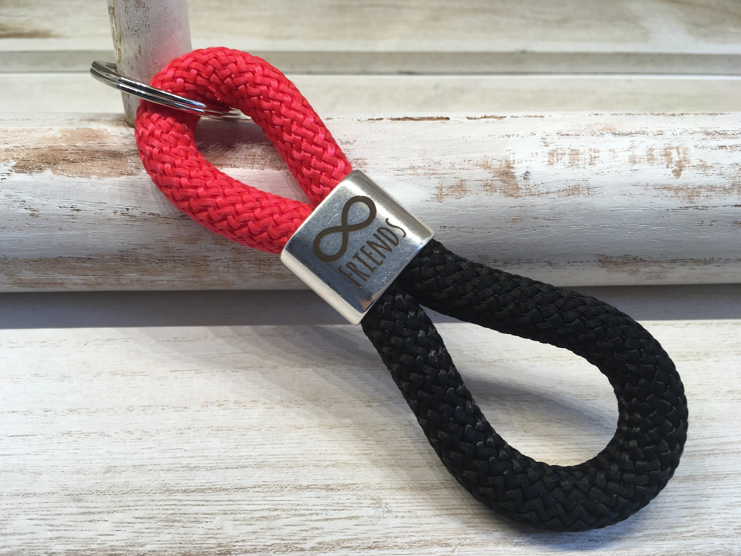 Schlüsselanhänger aus Segelseil mit versilbertem Zwischenstück mit Gravur "friends" rot/schwarz, Maritimer Schlüsselanhänger