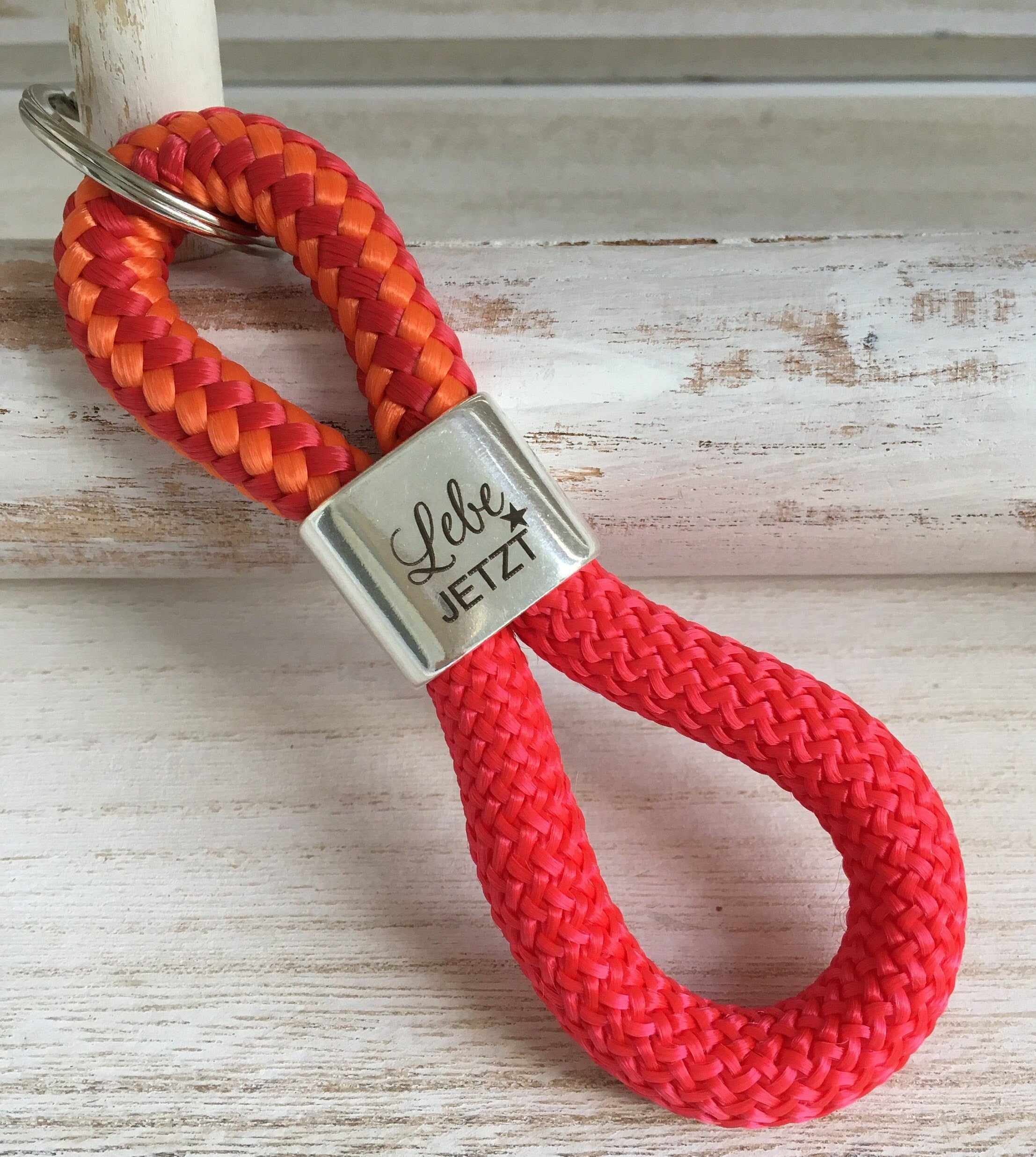 Schlüsselanhänger aus Segelseil mit versilbertem Zwischenstück mit Gravur "Lebe jetzt", maritimer Schlüsselanhänger, orange-rot/ rot