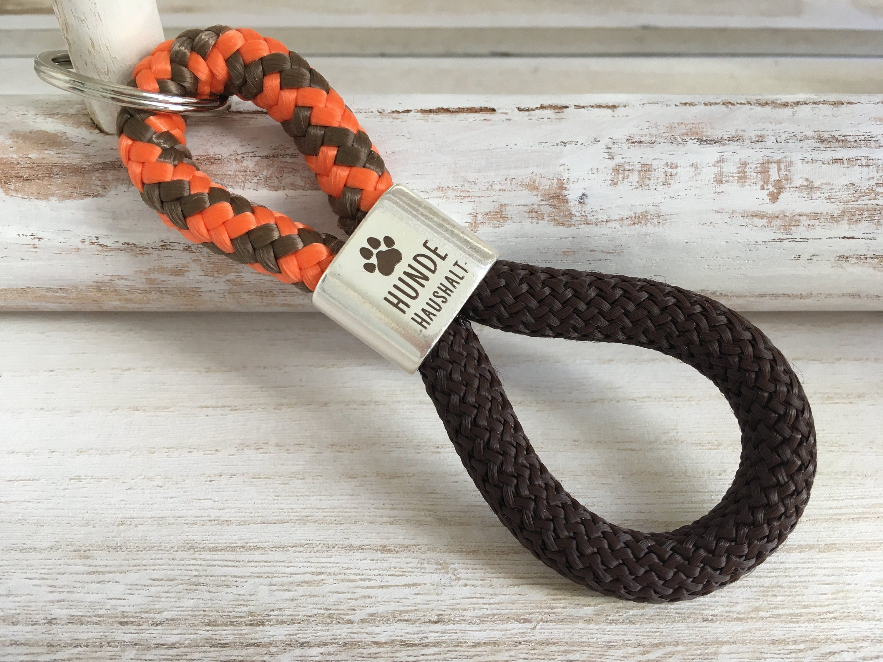 Schlüsselanhänger aus Segelseil mit versilbertem Zwischenstück mit Gravur "Hundehaushalt" orange-braun/ braun