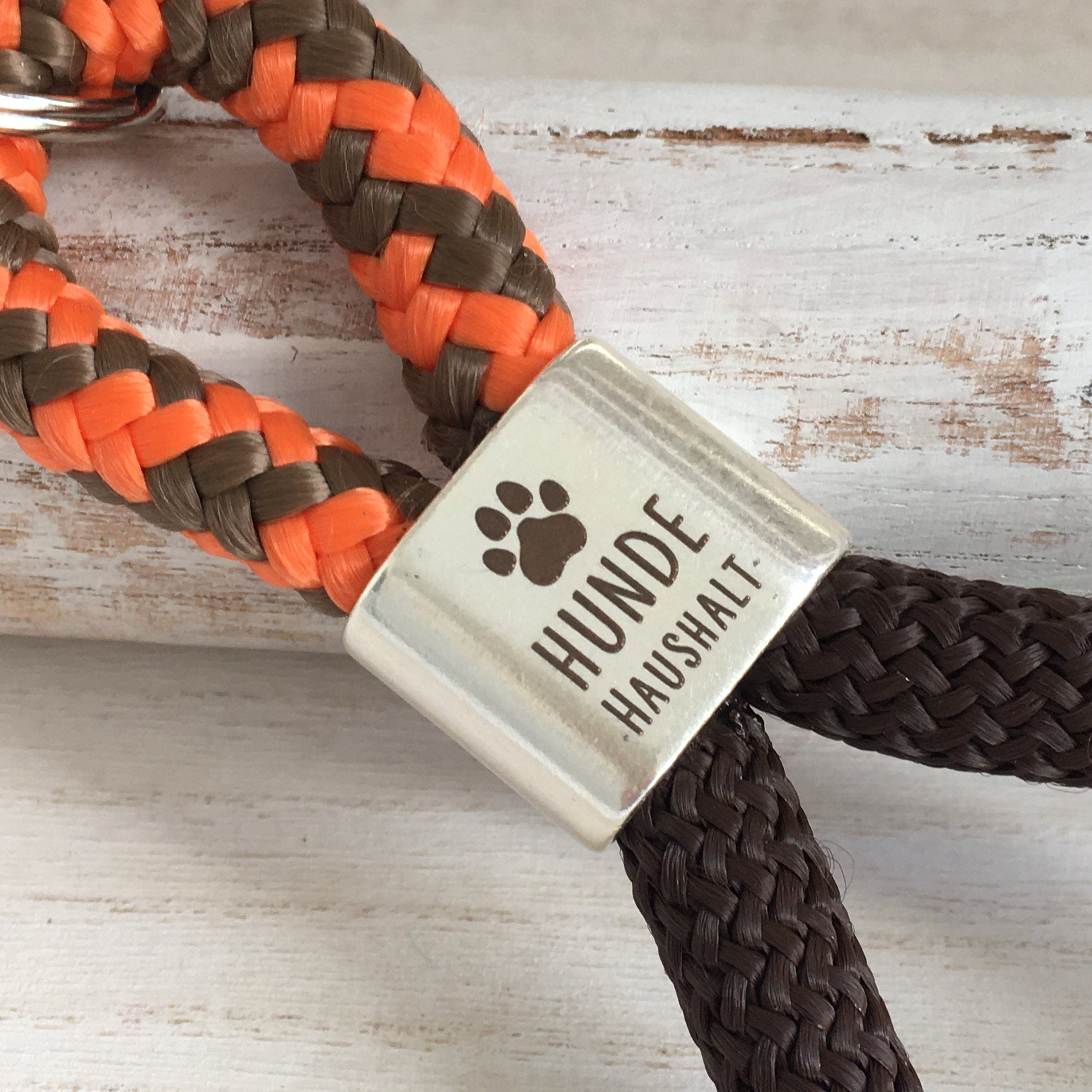 Schlüsselanhänger aus Segelseil mit versilbertem Zwischenstück mit Gravur "Hundehaushalt" orange-braun/ braun