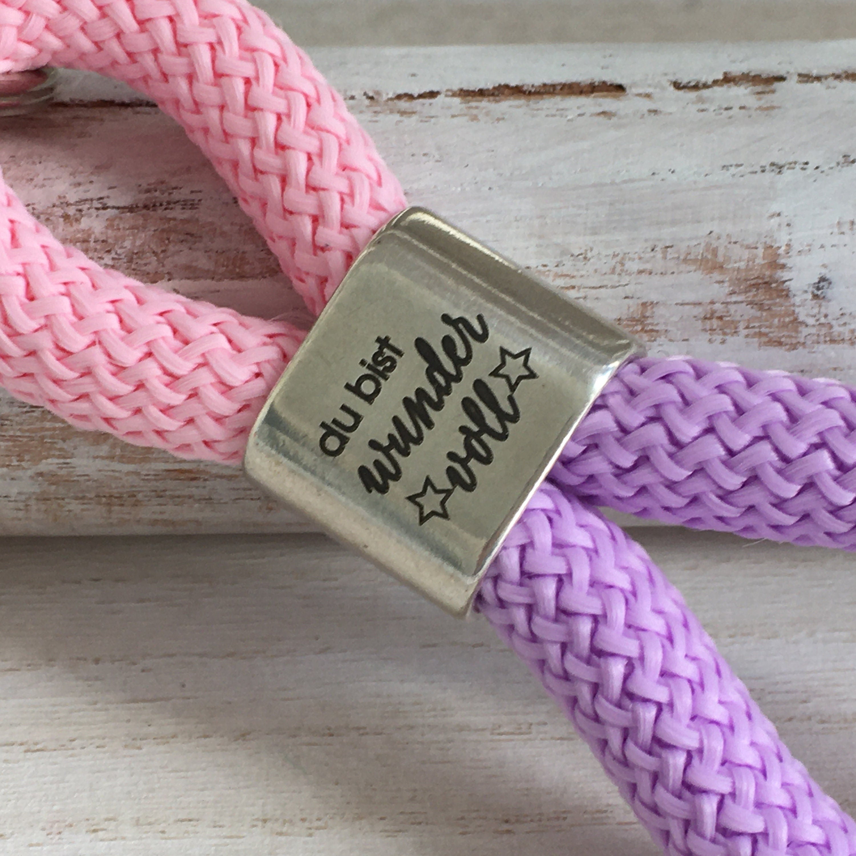 Schlüsselanhänger aus Segelseil mit versilbertem Zwischenstück mit Gravur "Du bist wundervoll" rosa/ lavendel