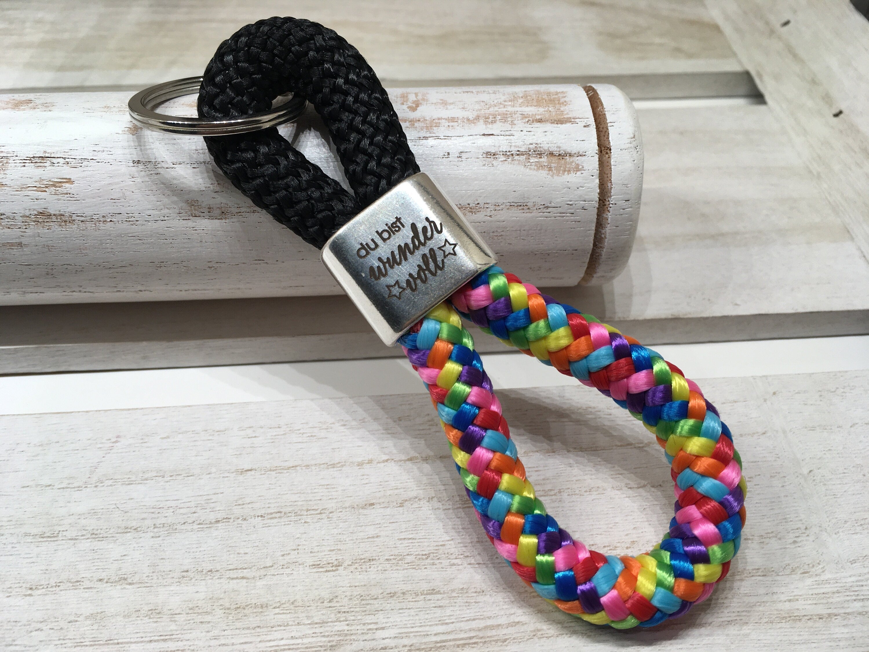 Schlüsselanhänger aus Segelseil mit versilbertem Zwischenstück "du bist wundervoll" nach Wunsch ganz individuell