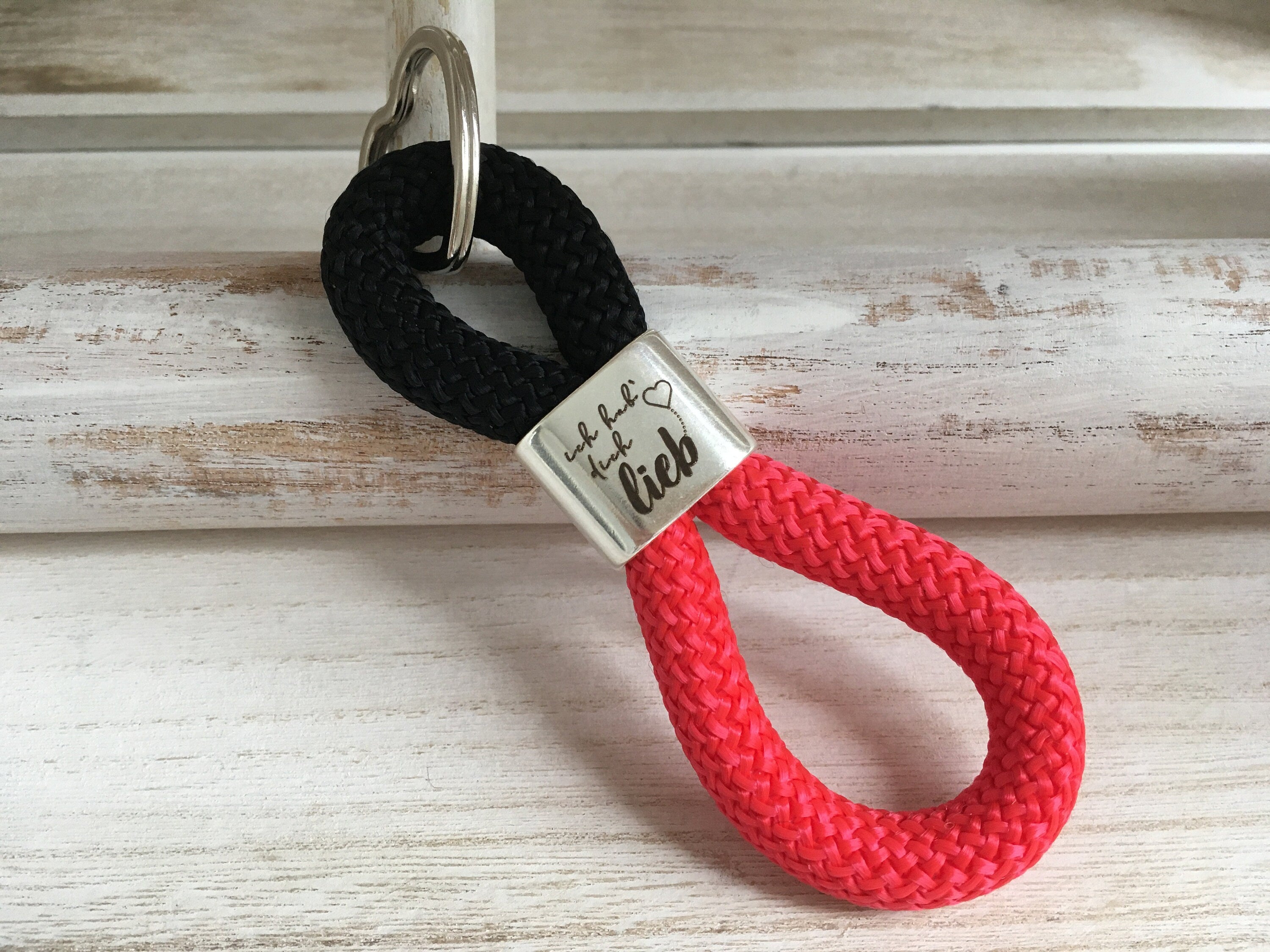 Schlüsselanhänger aus Segelseil mit versilbertem Zwischenstück mit Gravur "ich hab' dich lieb" in Wunschfarbe ganz individuell