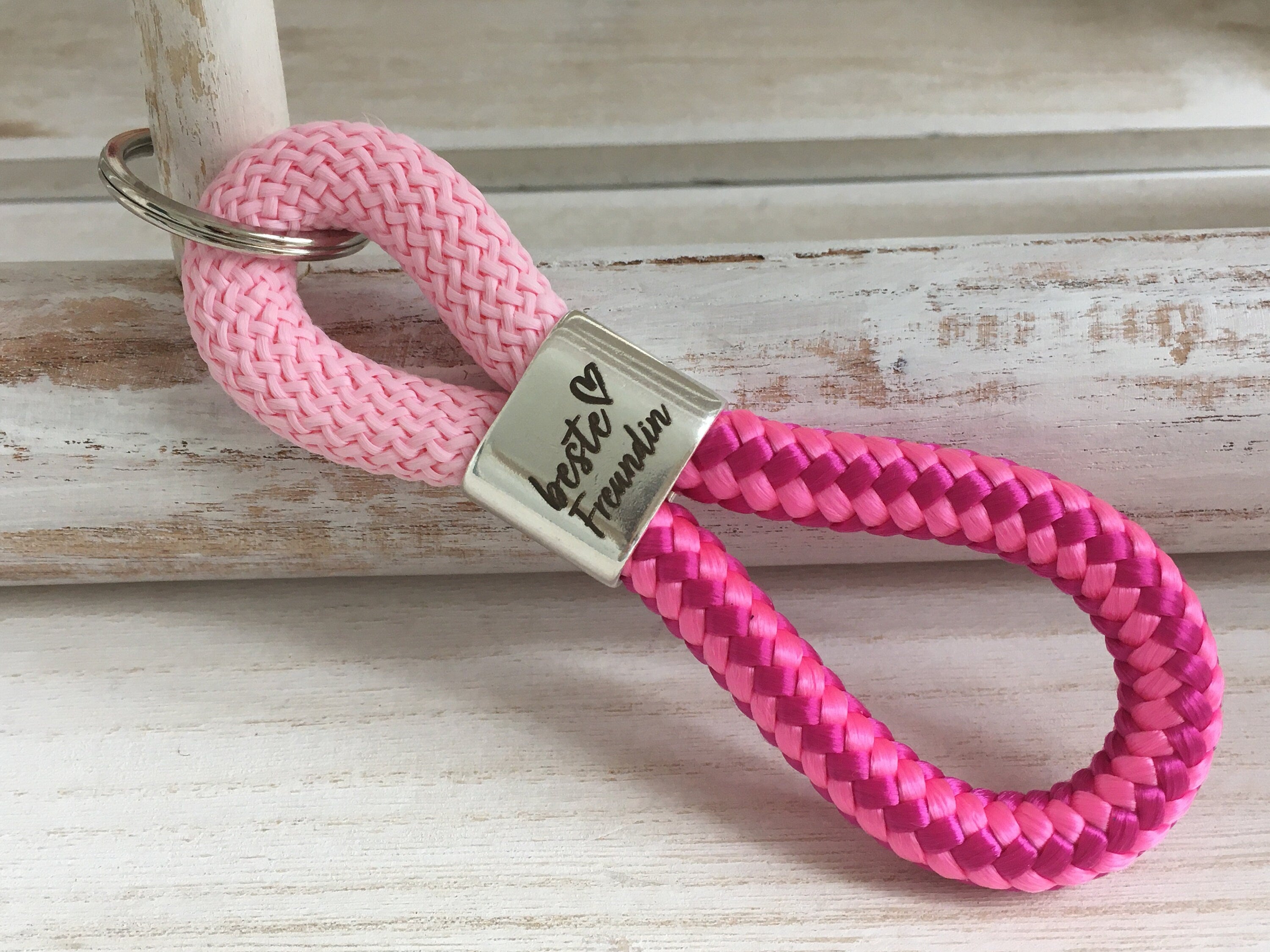 Schlüsselanhänger aus Segelseil mit versilbertem Zwischenstück mit Gravur "Beste Freundin" rosa/ pink-mix