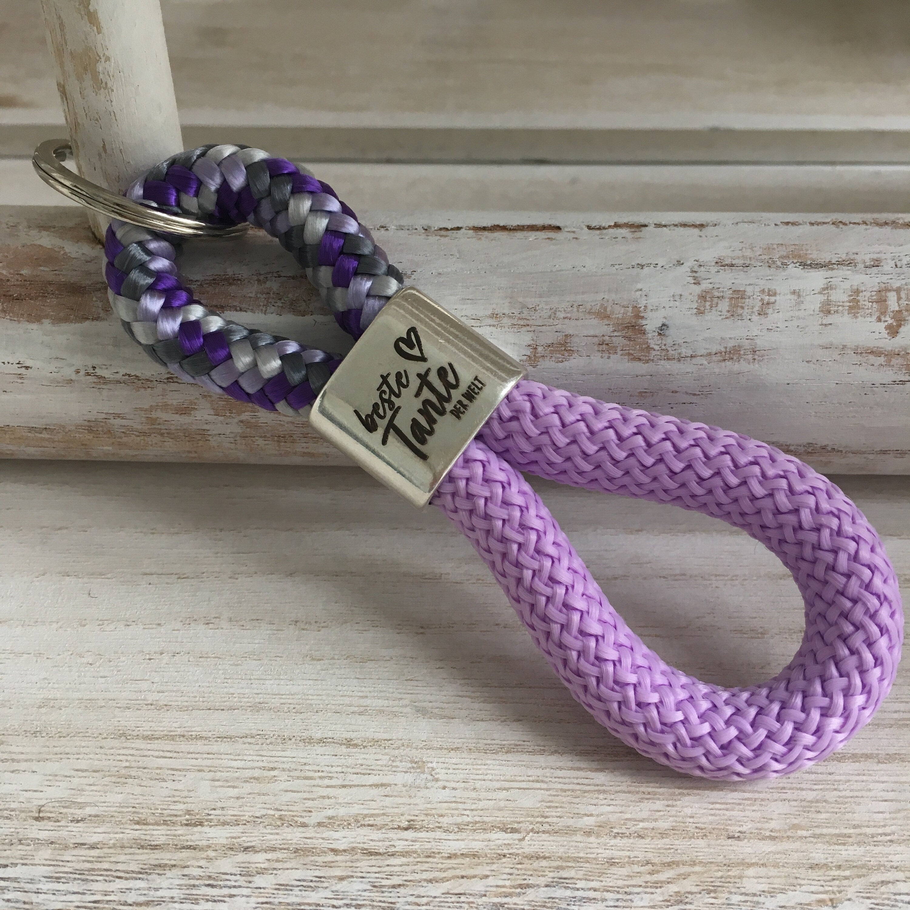 Schlüsselanhänger aus Segelseil mit versilbertem Zwischenstück mit Gravur "Beste Tante der Welt" violet-grau-mix/ lavendel