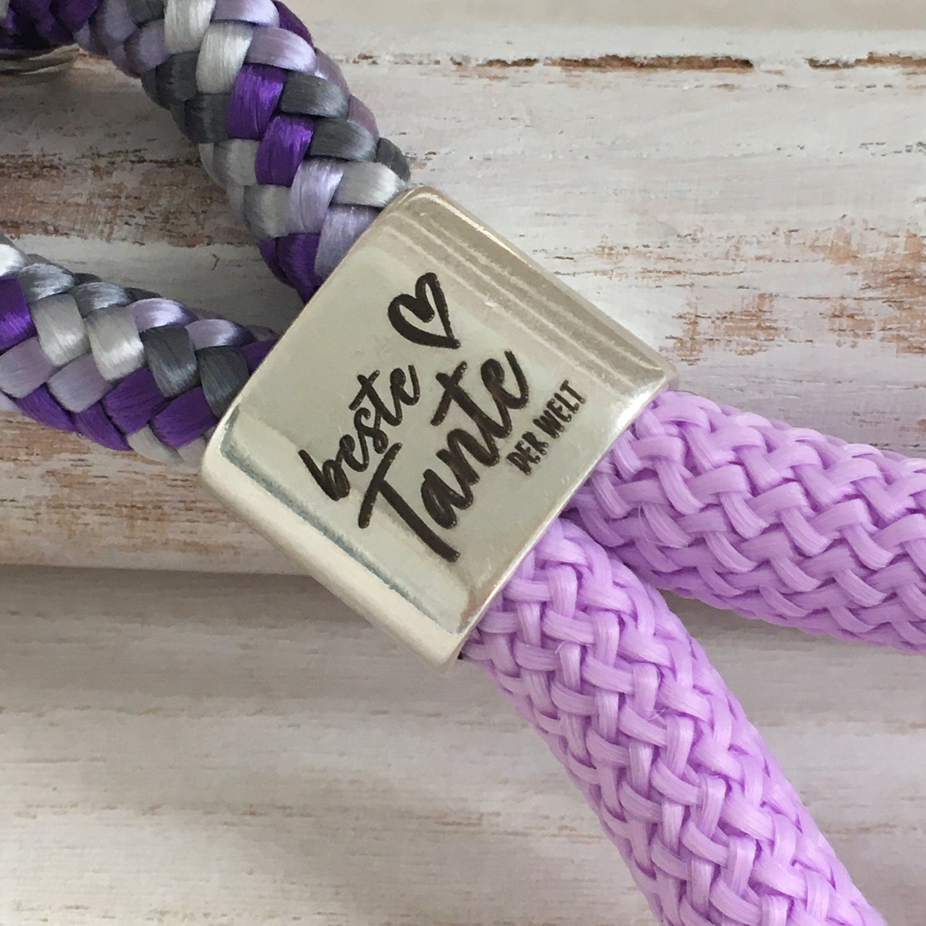 Schlüsselanhänger aus Segelseil mit versilbertem Zwischenstück mit Gravur "Beste Tante der Welt" violet-grau-mix/ lavendel