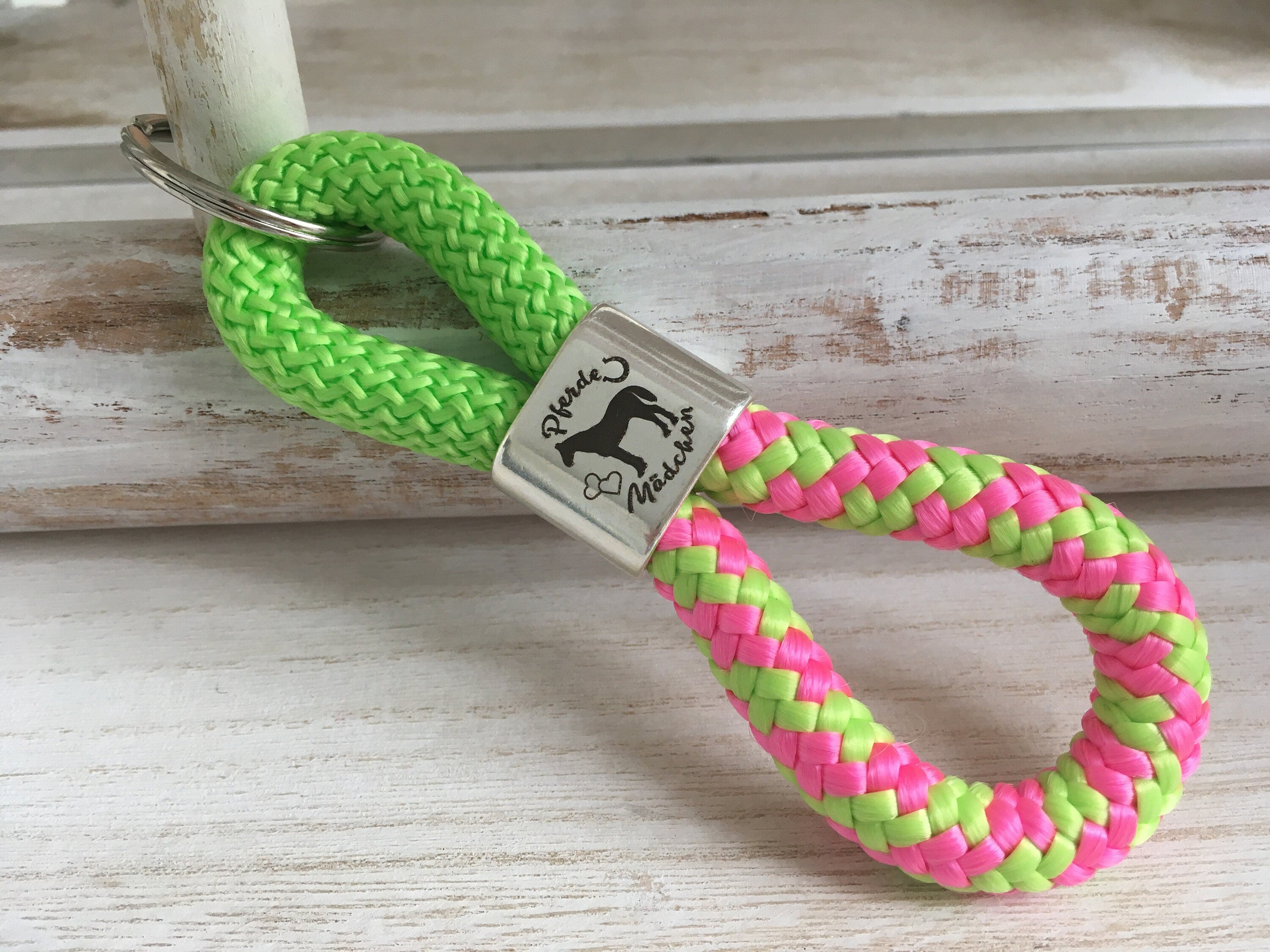 Schlüsselanhänger aus Segelseil mit versilbertem Zwischenstück mit Gravur "Pferdemädchen" hellgrün/ hellgrün-pink