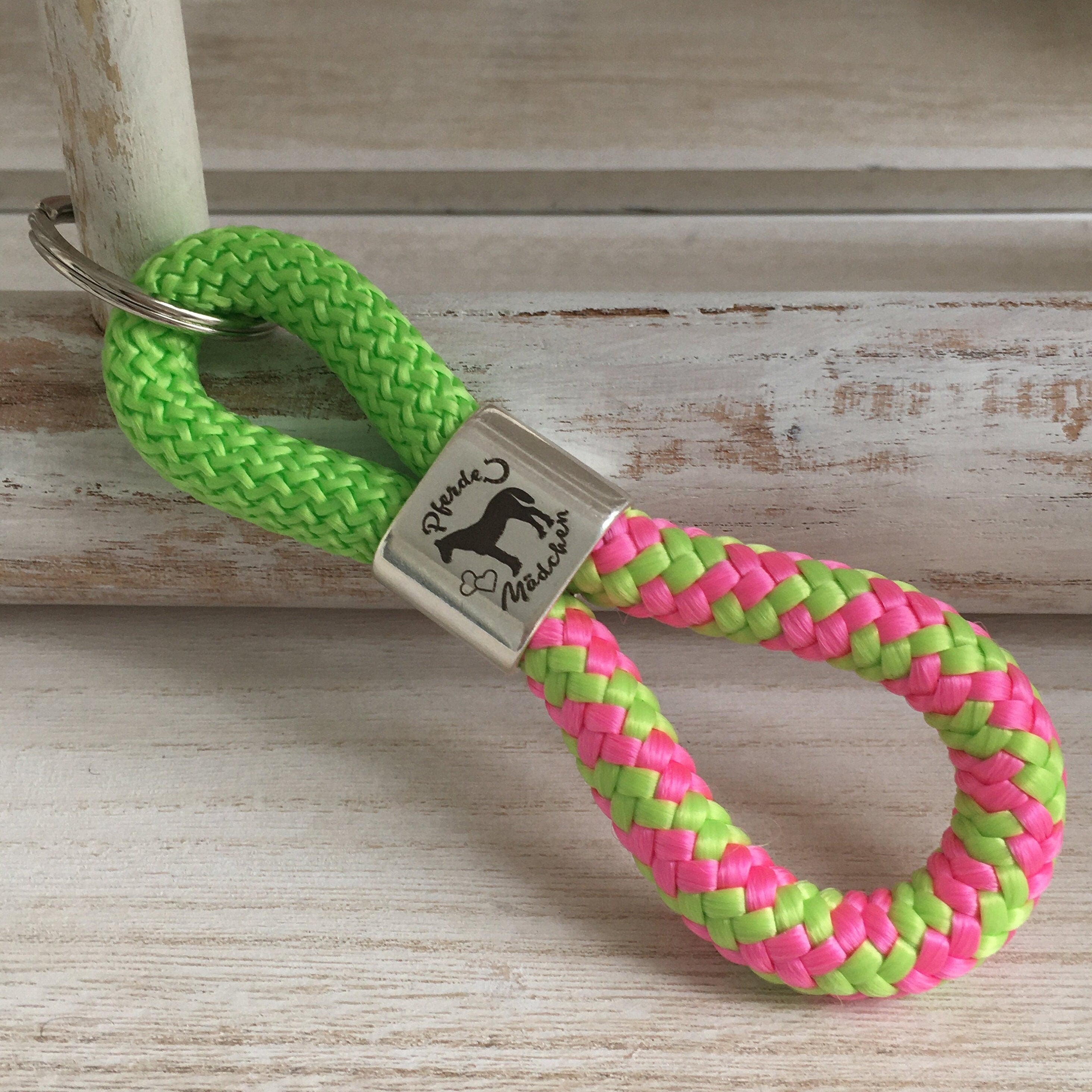 Schlüsselanhänger aus Segelseil mit versilbertem Zwischenstück mit Gravur "Pferdemädchen" hellgrün/ hellgrün-pink