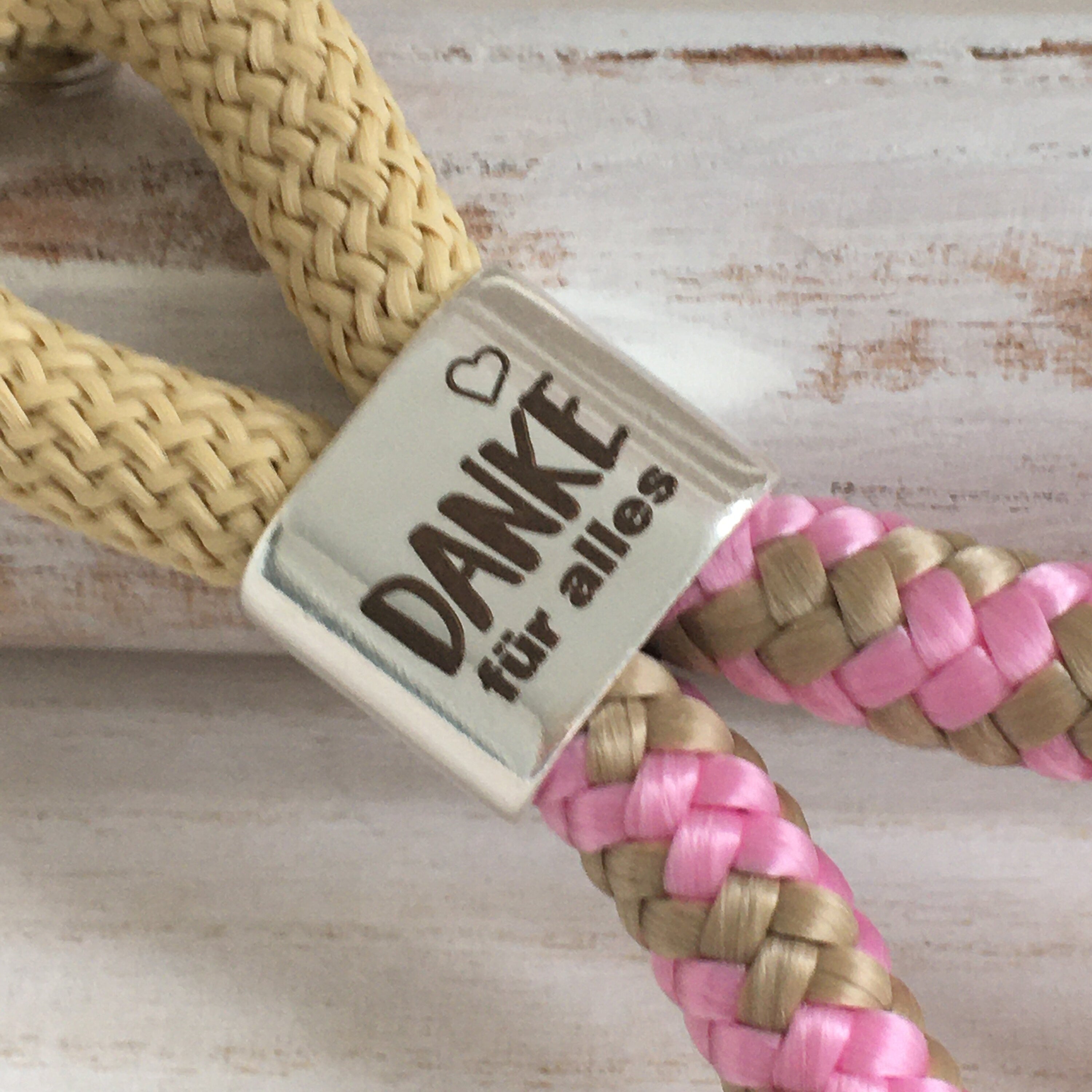 Schlüsselanhänger aus Segelseil mit versilbertem Zwischenstück mit Gravur "DANKE für alles", beige/ rosa-beige