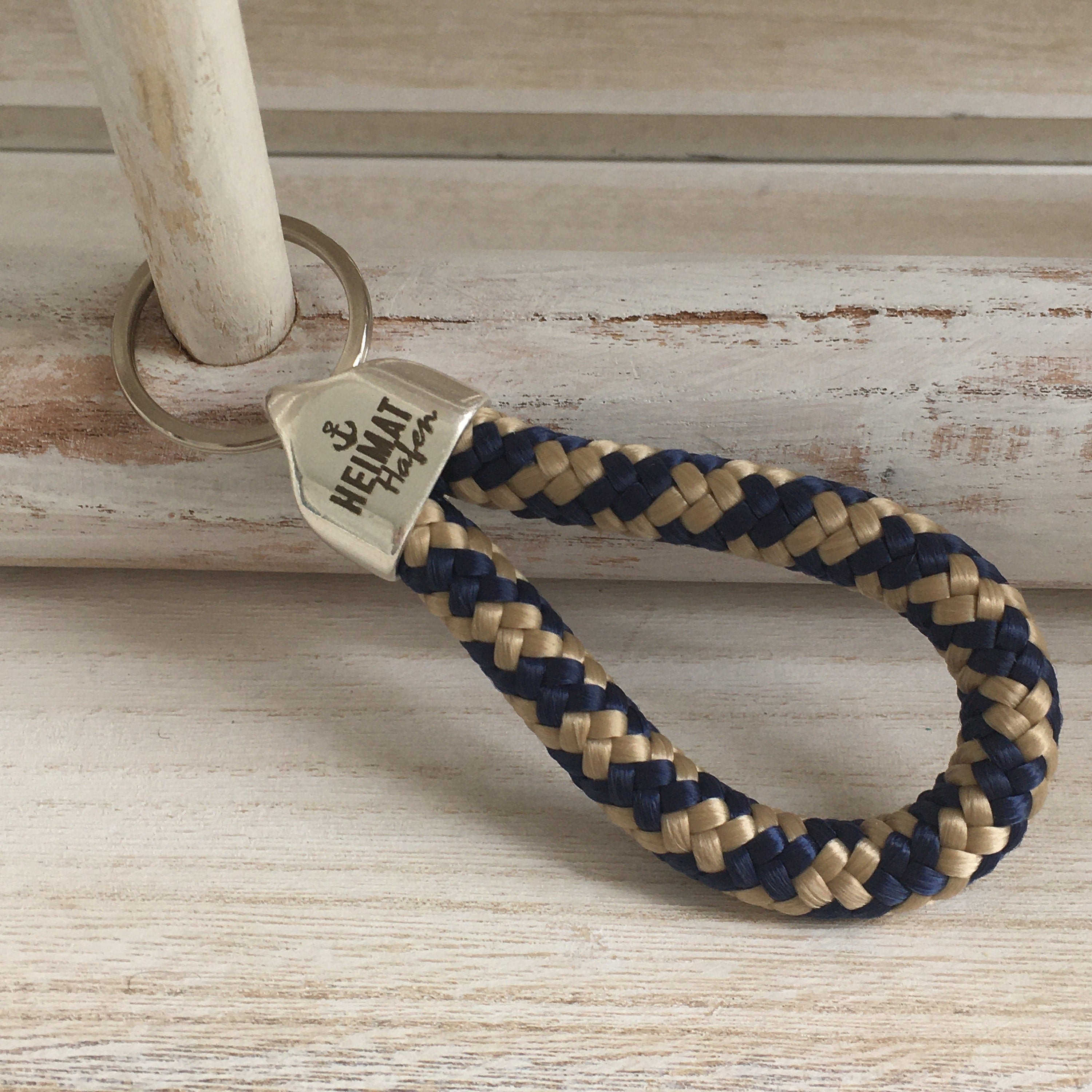 Schlüsselanhänger aus Segelseil mit versilberter Endkappe mit Gravur "Heimathafen", maritimer Schlüsselanhänger, dunkelblau-beige