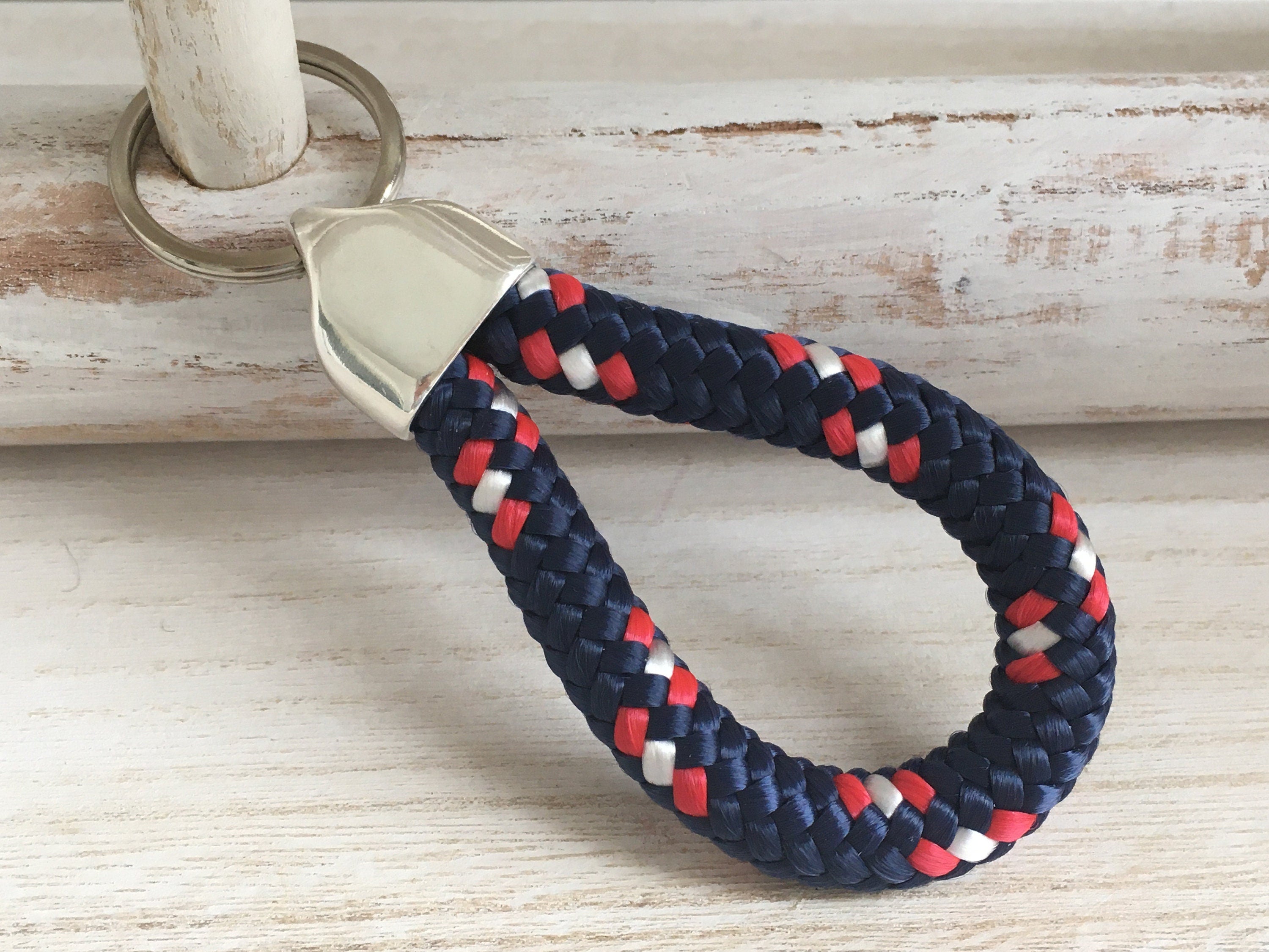 Schlüsselanhänger aus Segelseil mit versilberter Endkappe mit Gravur "Sylt" in Wunschfarbe ganz individuell