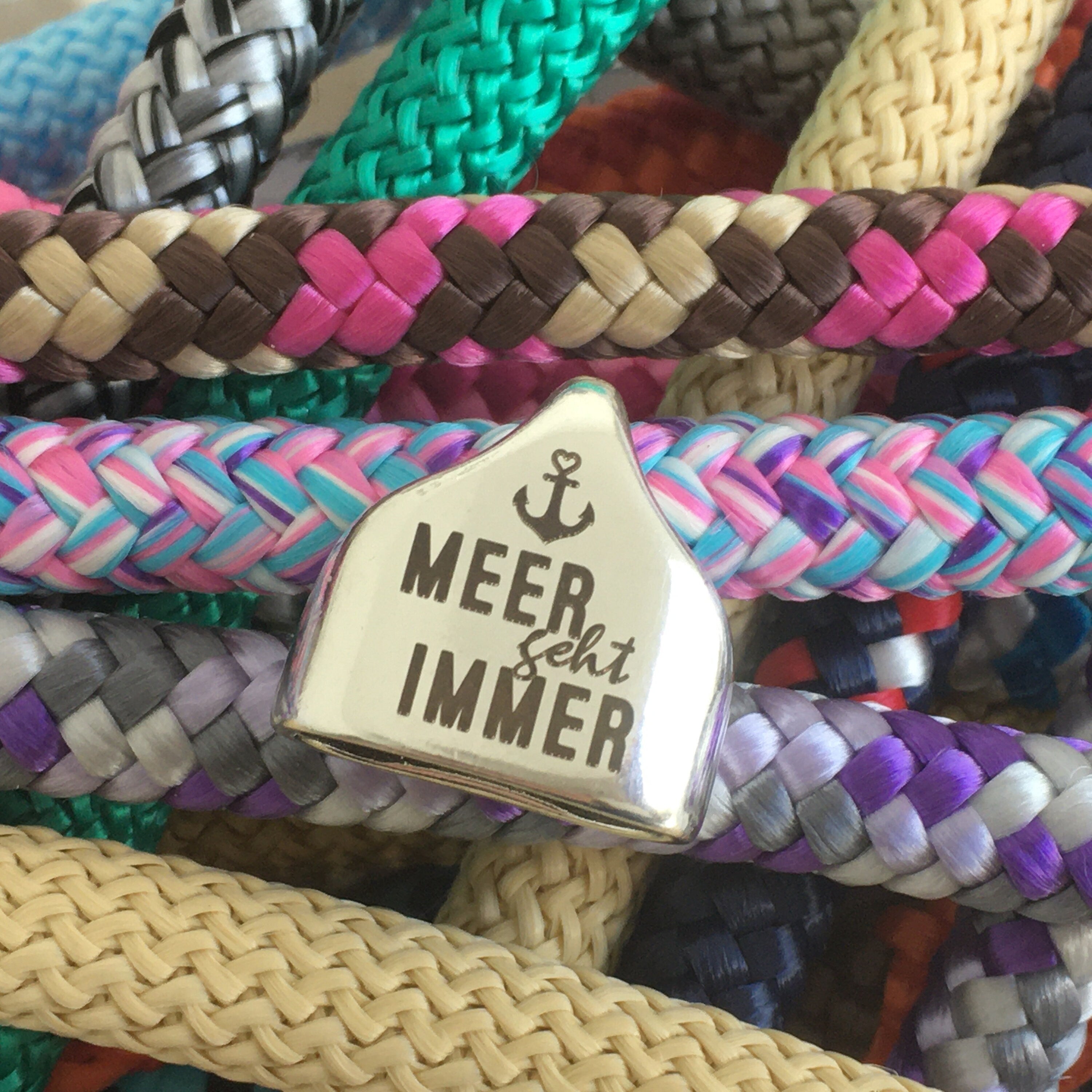 Schlüsselanhänger aus Segelseil mit versilberter Endkappe mit Gravur "Meer geht immer" nach Wunsch ganz individuell