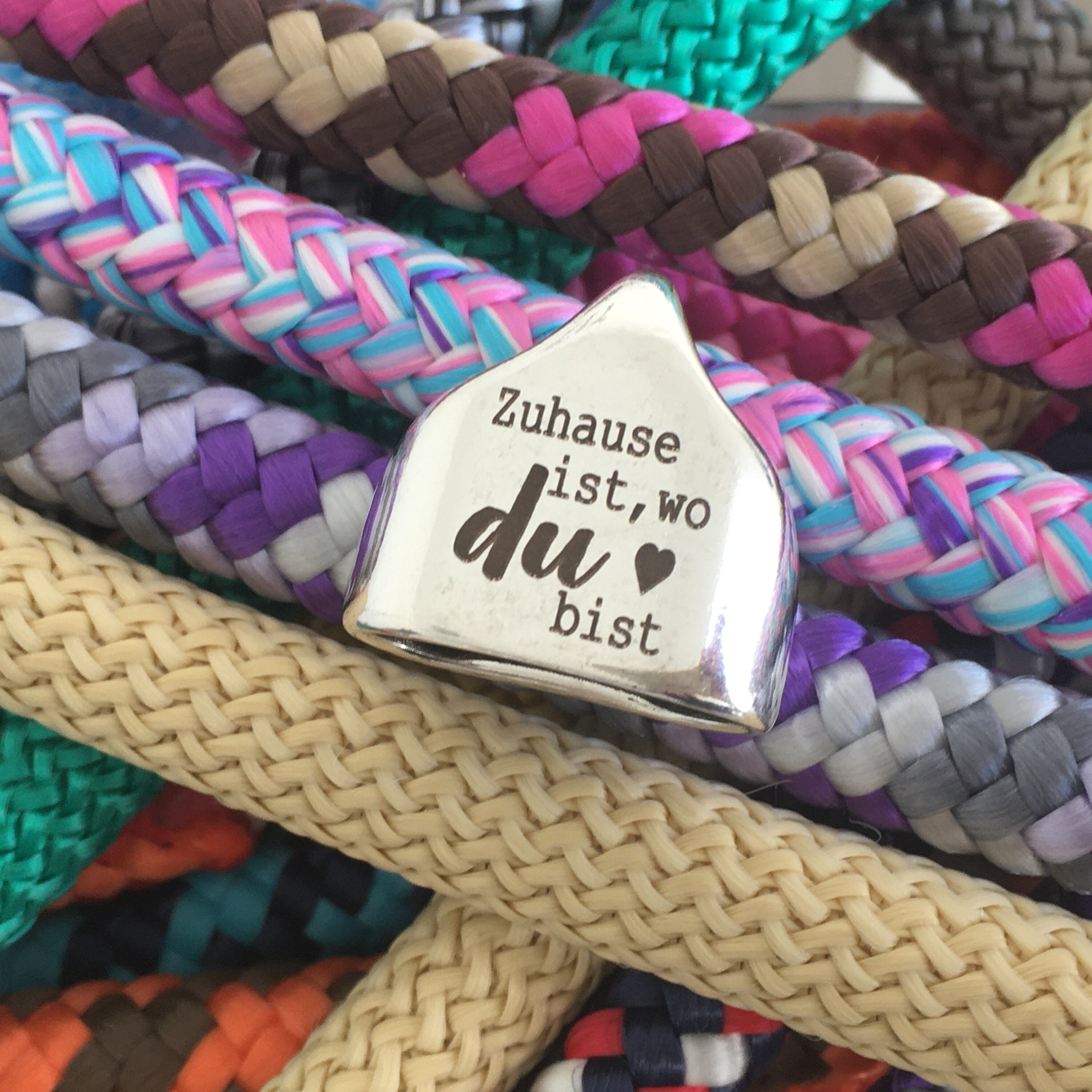 Schlüsselanhänger aus Segelseil mit versilberter Endkappe mit Gravur "Zuhause ist,wo du bist" nach Wunsch ganz individuell