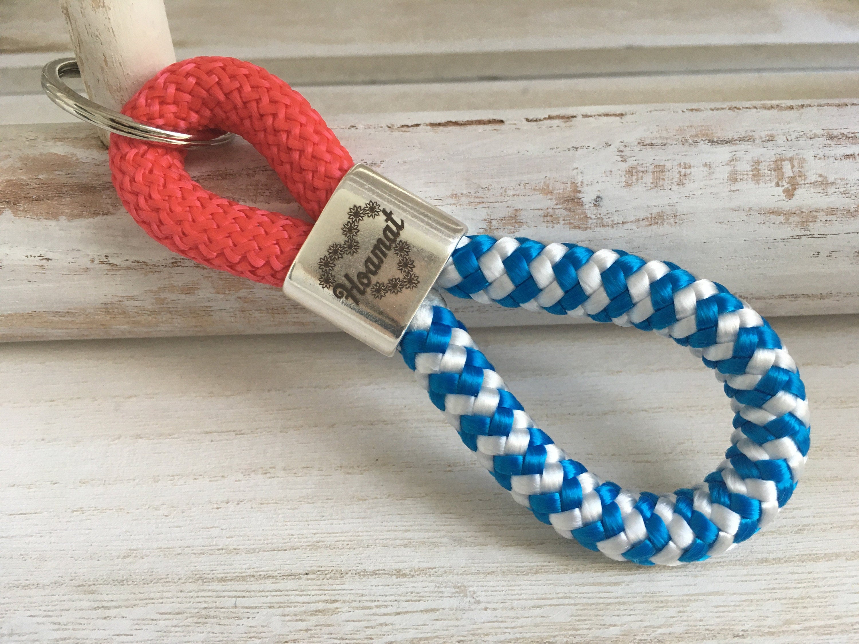Schlüsselanhänger aus Segelseil mit versilbertem Zwischenstück mit Gravur "Hoamat" rot/ blau-weiß