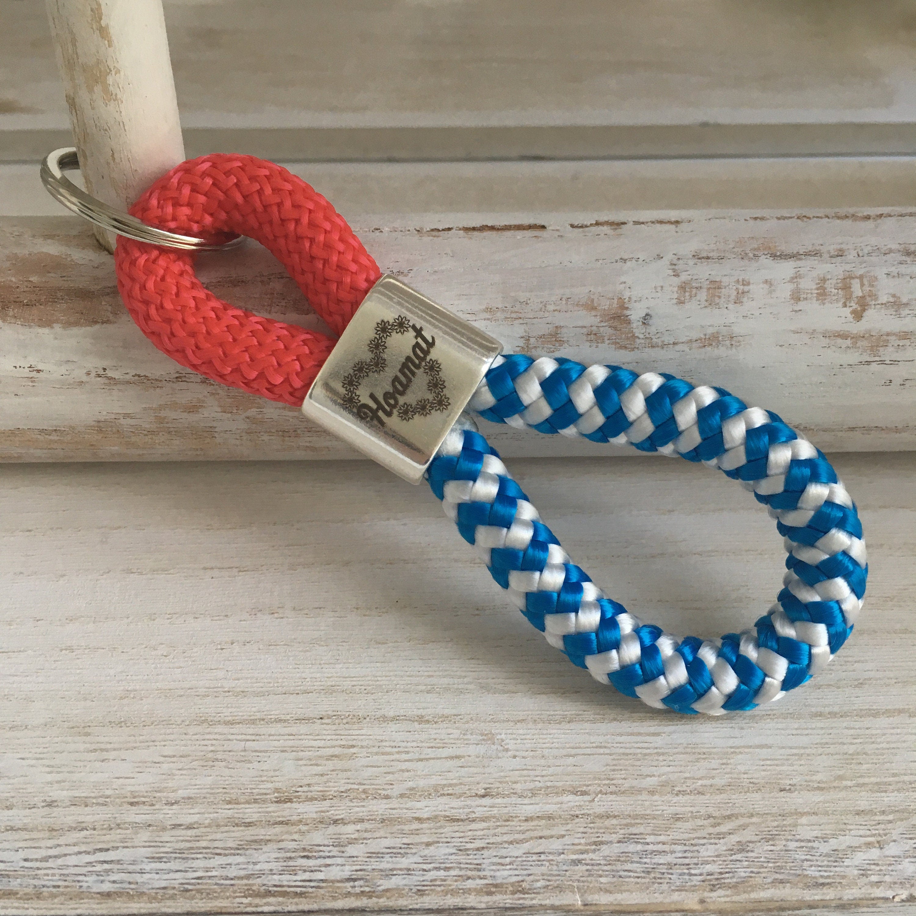 Schlüsselanhänger aus Segelseil mit versilbertem Zwischenstück mit Gravur "Hoamat" rot/ blau-weiß
