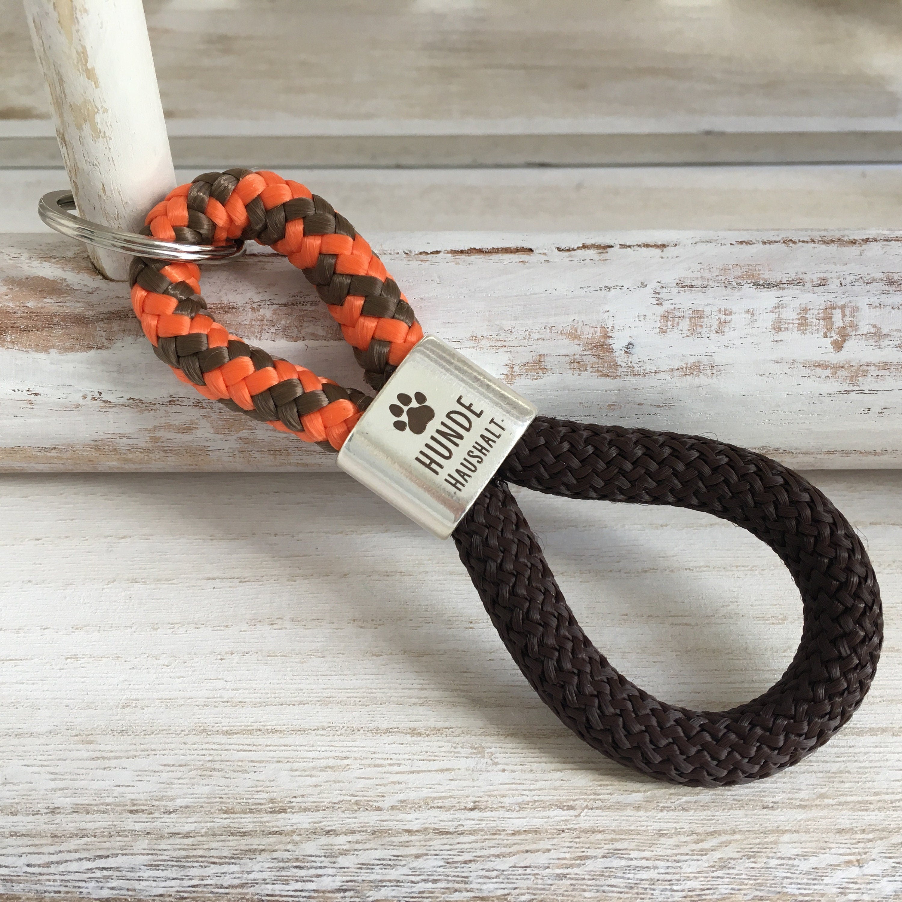 Schlüsselanhänger aus Segelseil mit versilbertem Zwischenstück mit Gravur "Hundehaushalt" orange-braun/ braun