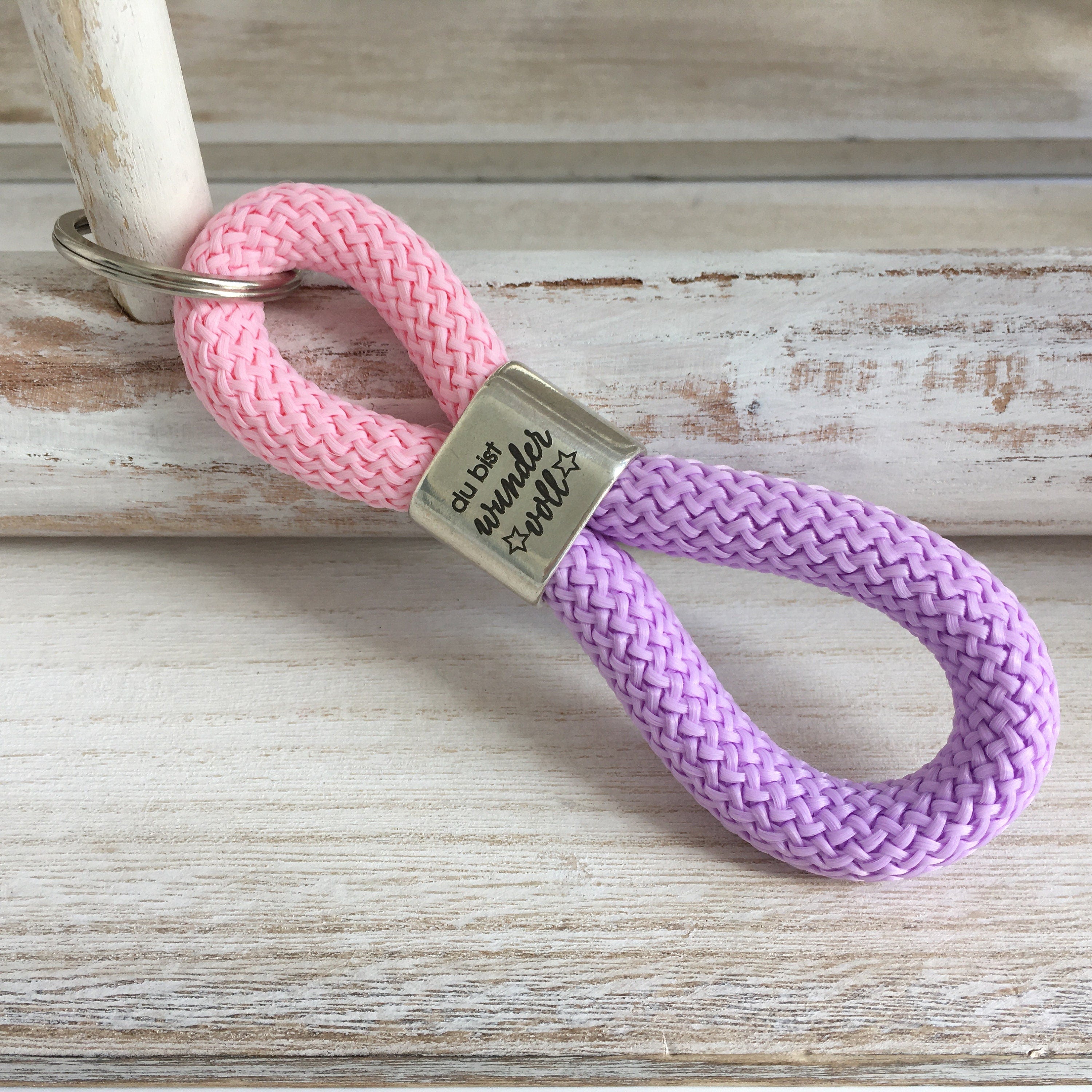 Schlüsselanhänger aus Segelseil mit versilbertem Zwischenstück mit Gravur "Du bist wundervoll" rosa/ lavendel