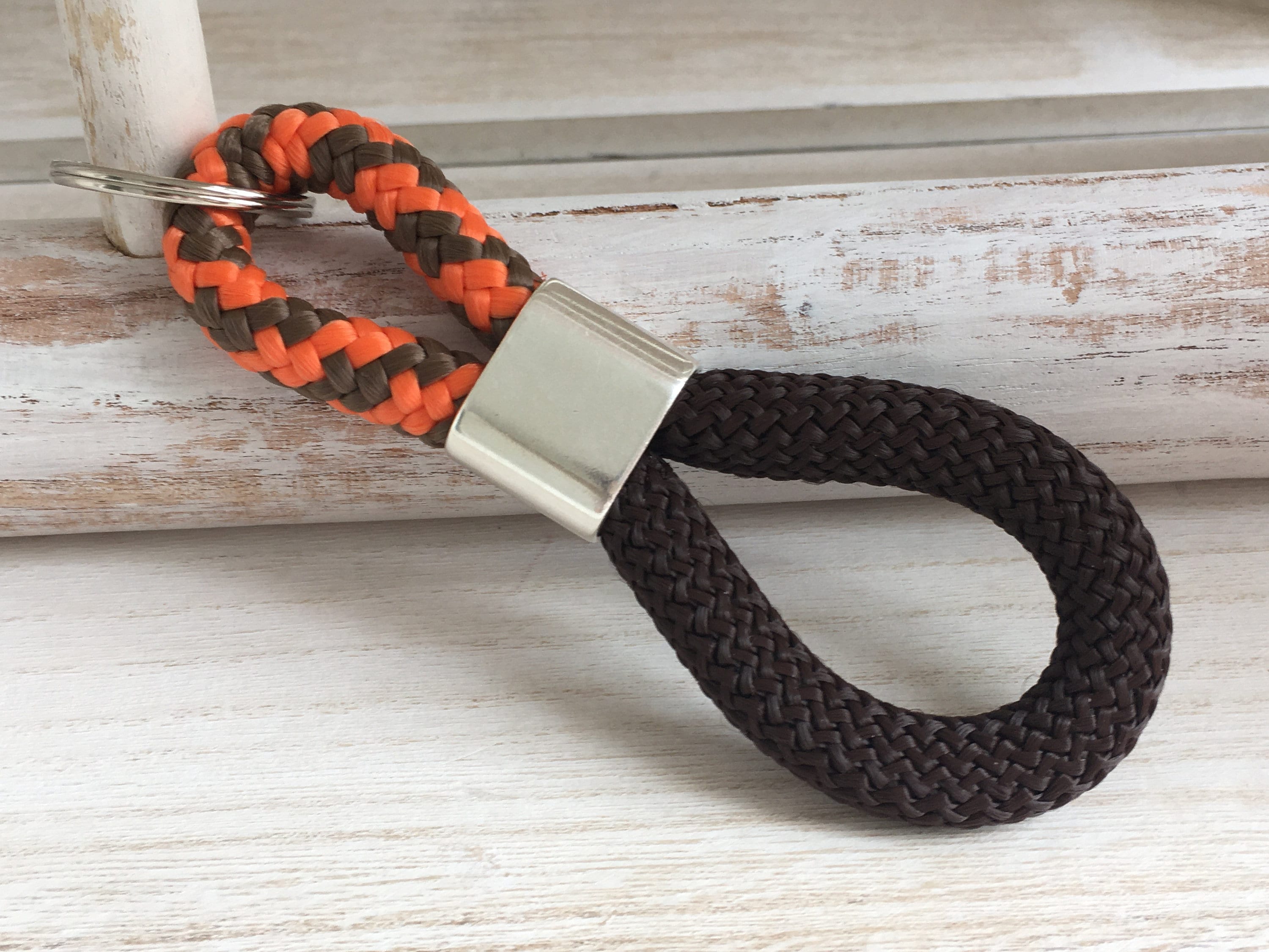 Schlüsselanhänger aus Segelseil mit versilbertem Zwischenstück mit Gravur "Jeder Tag ist ein neues Abenteuer" in Wunschfarbe