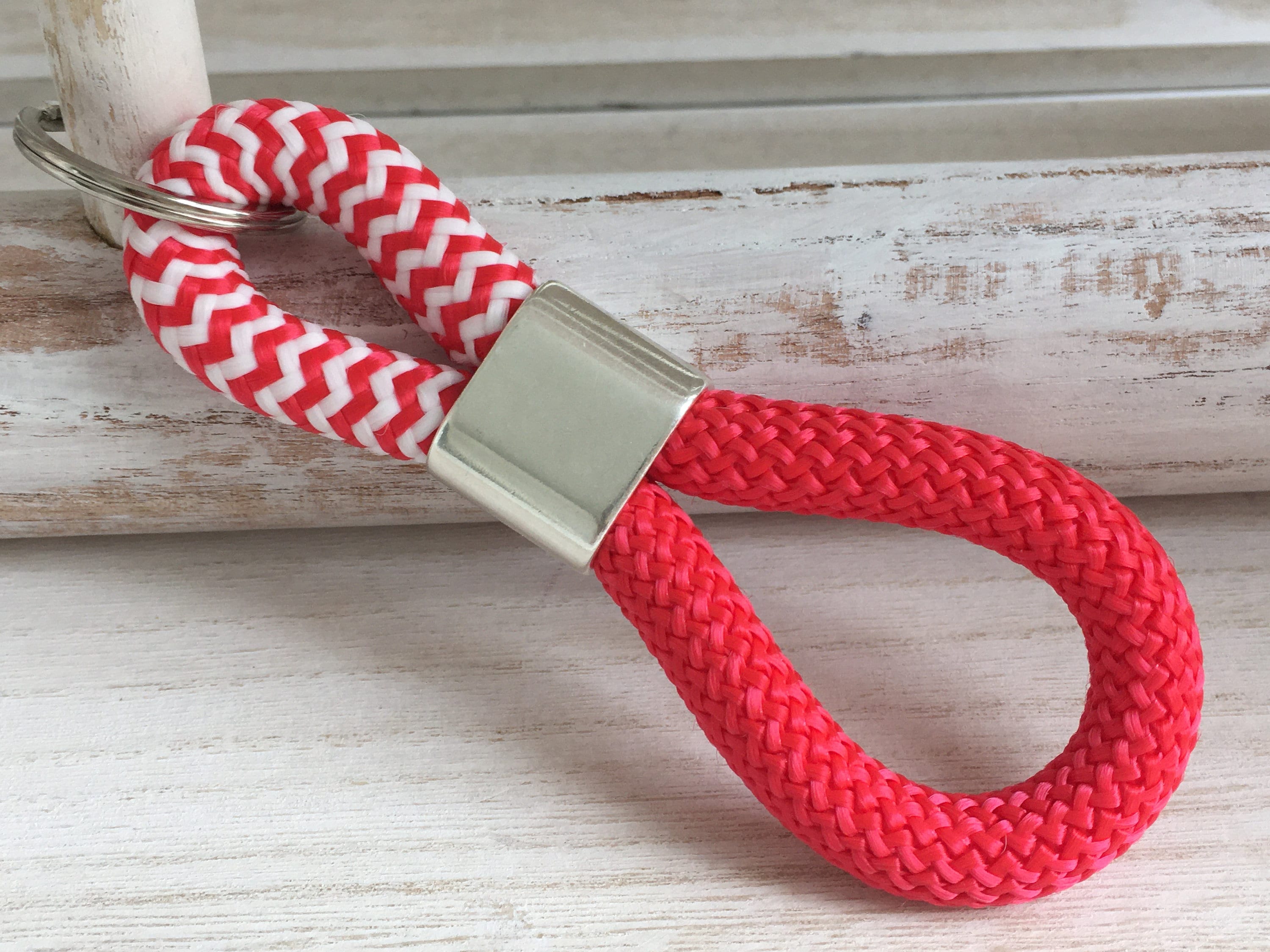 Schlüsselanhänger aus Segelseil mit versilbertem Zwischenstück mit Gravur "be Happy" in Wunschfarbe ganz individuell