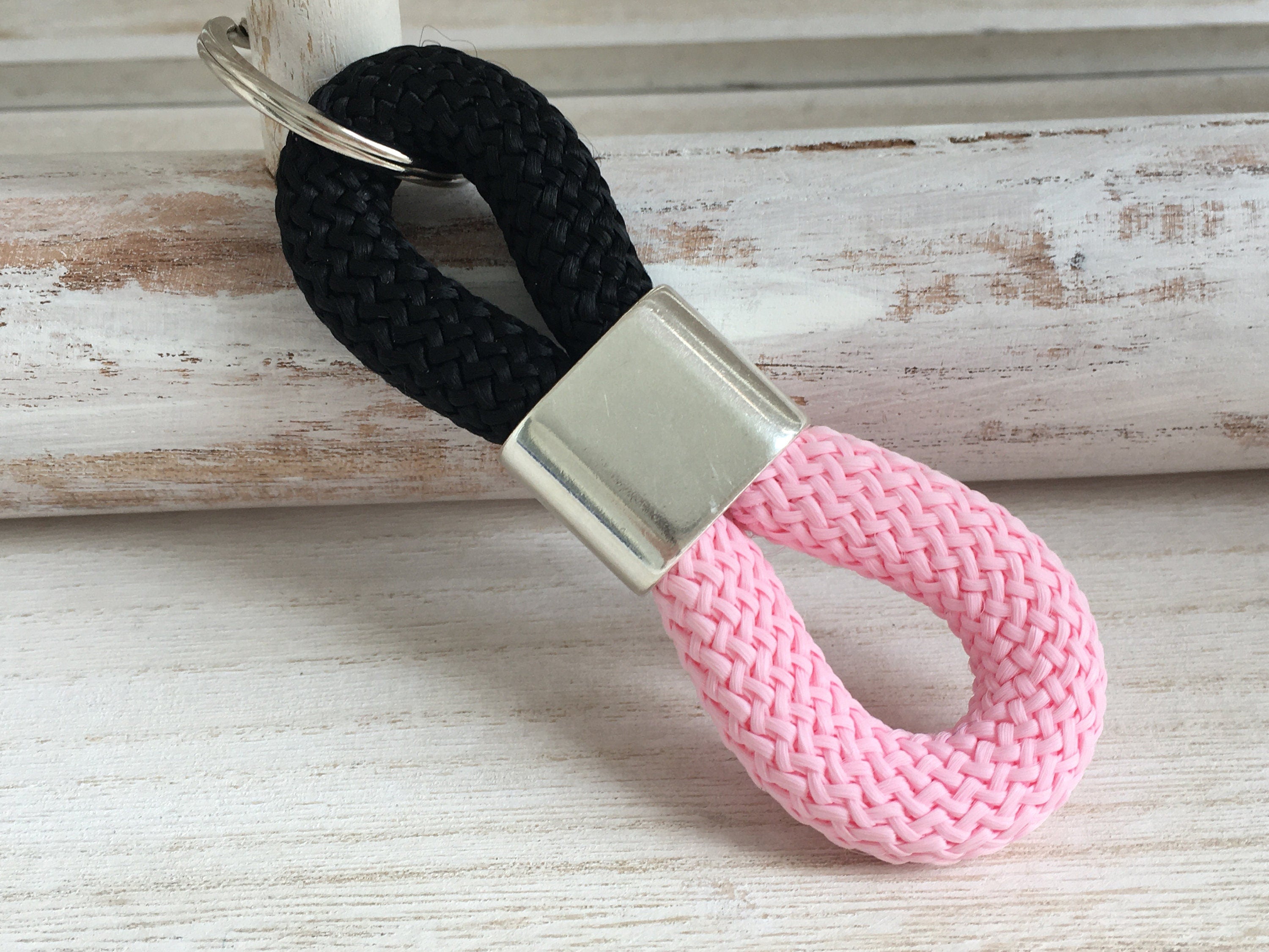 Schlüsselanhänger aus Segelseil mit versilbertem Zwischenstück mit Gravur "I love my dog" in Wunschfarbe ganz individuell