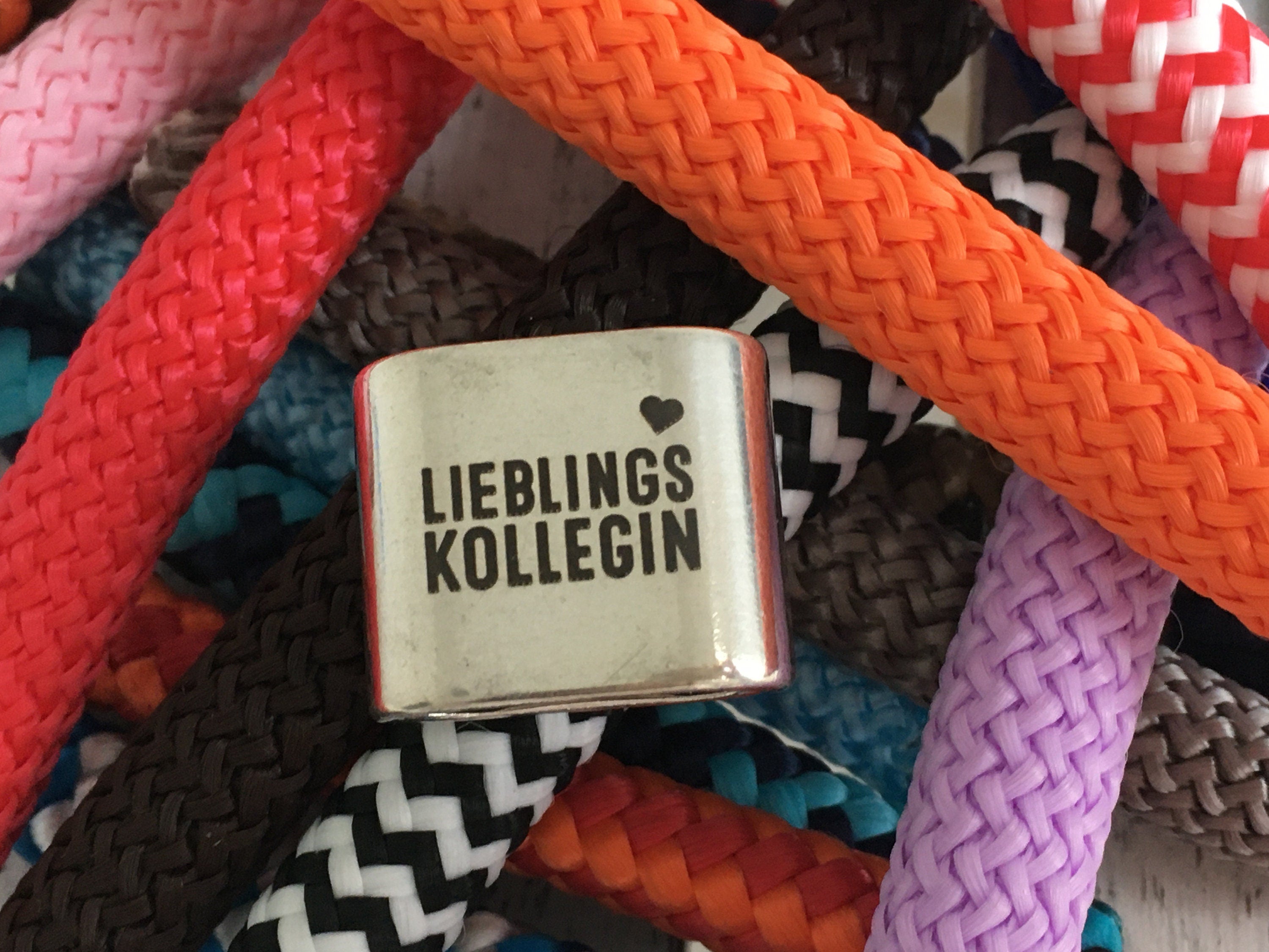 Schlüsselanhänger aus Segelseil mit versilbertem Zwischenstück mit Gravur "Lieblingskollegin" in Wunschfarbe ganz individuell