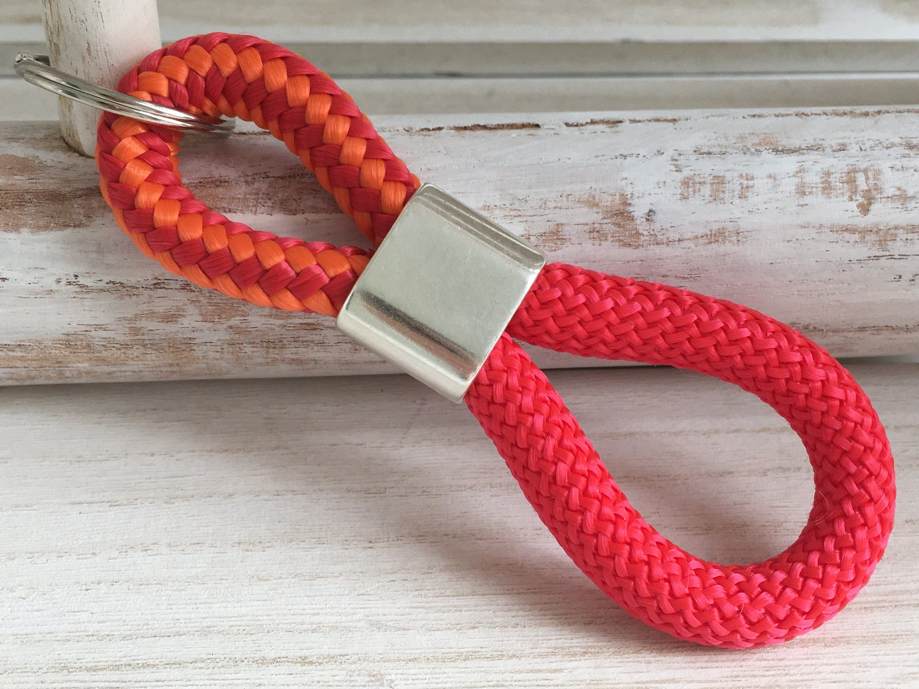 Schlüsselanhänger aus Segelseil mit versilbertem Zwischenstück mit Gravur "I love my dog" in Wunschfarbe ganz individuell