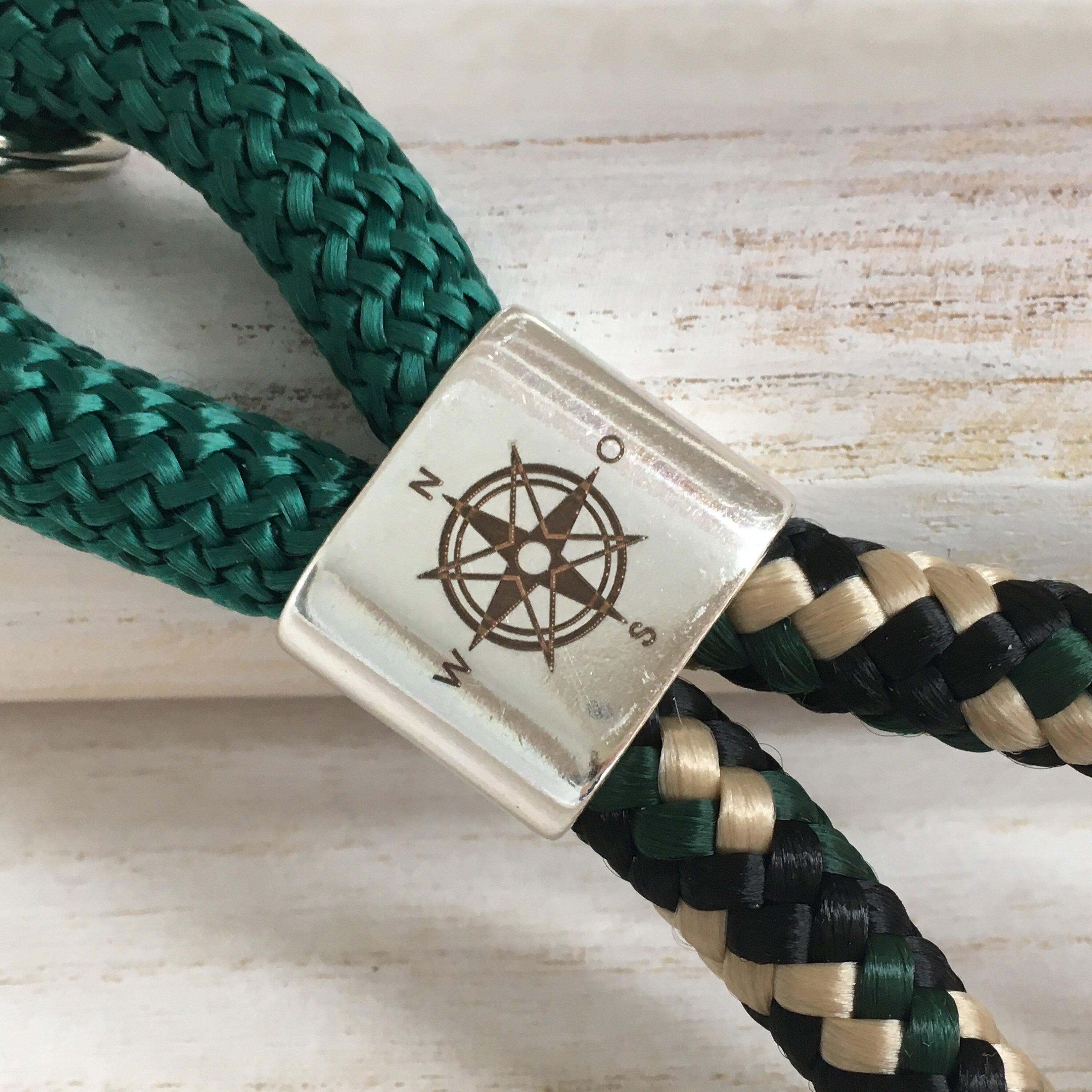 Schlüsselanhänger aus Segelseil mit versilbertem Zwischenstück mit Gravur "Kompassrose", dunkelgrün/ schwarz-beige grün